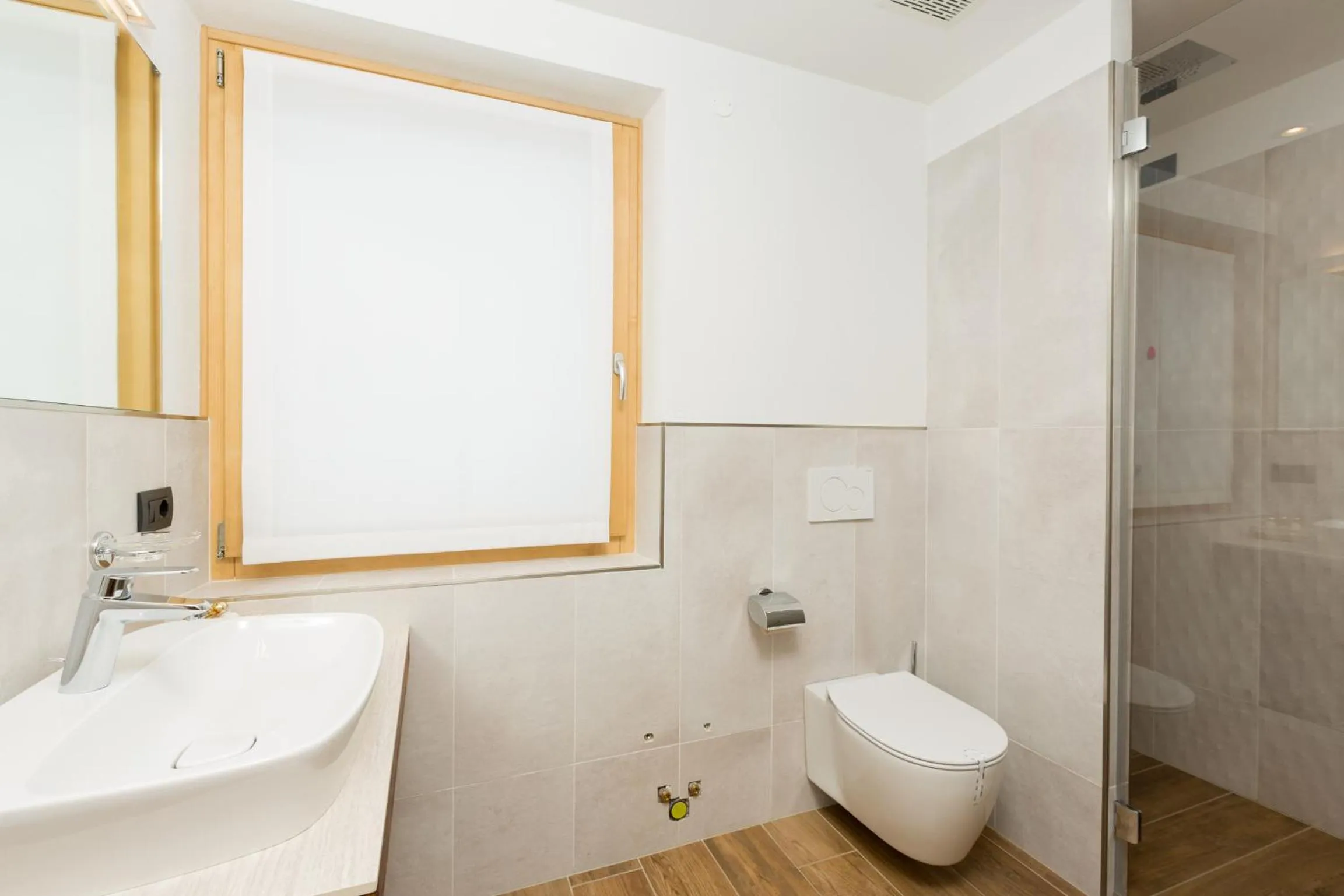 Shower in Green Rose