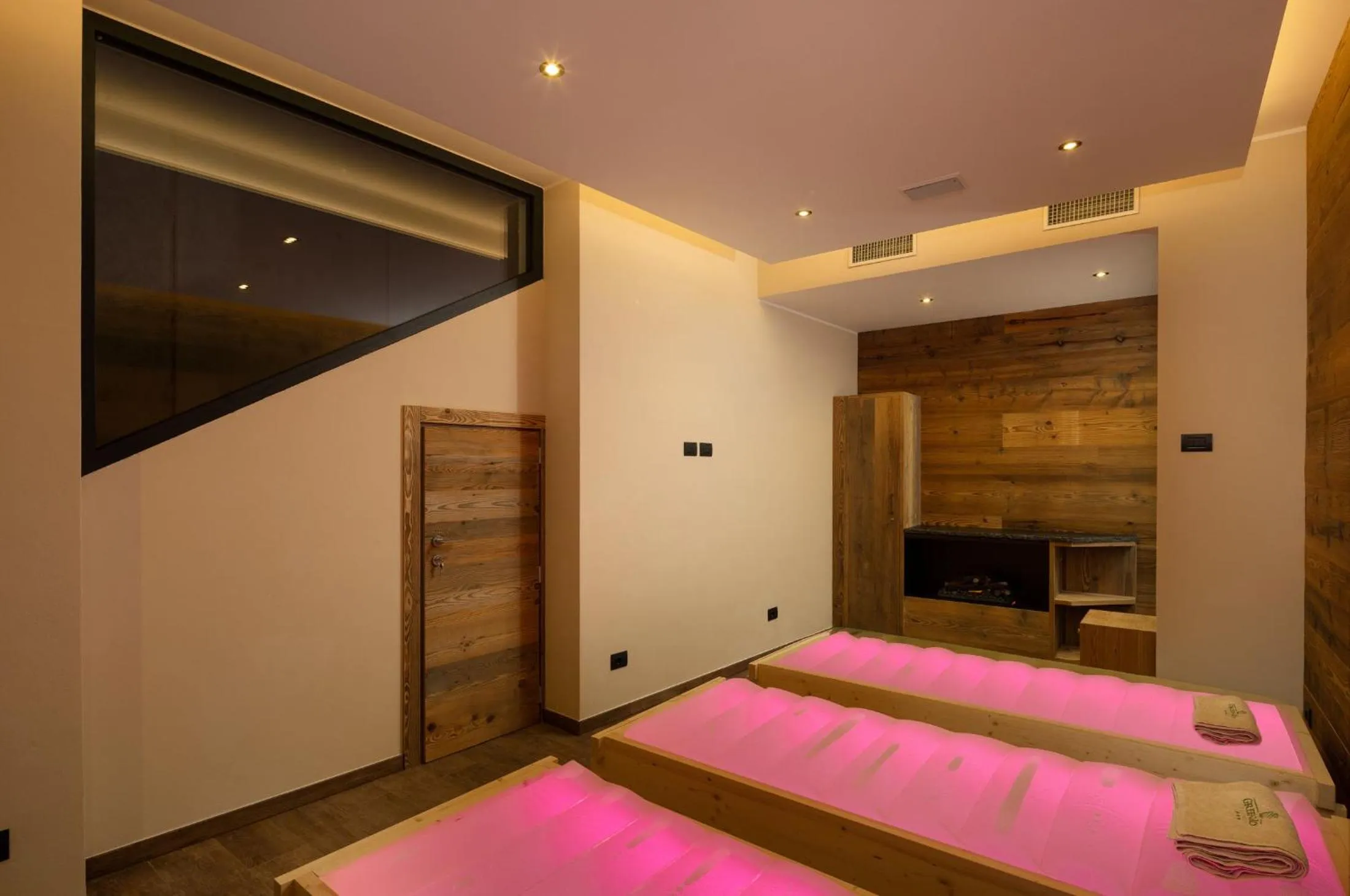 Swimming pool, Bed in Green Rose