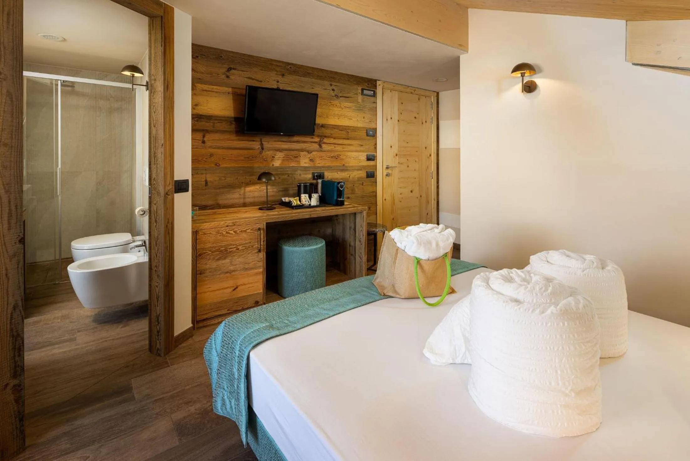 Bedroom, Bed in Green Rose