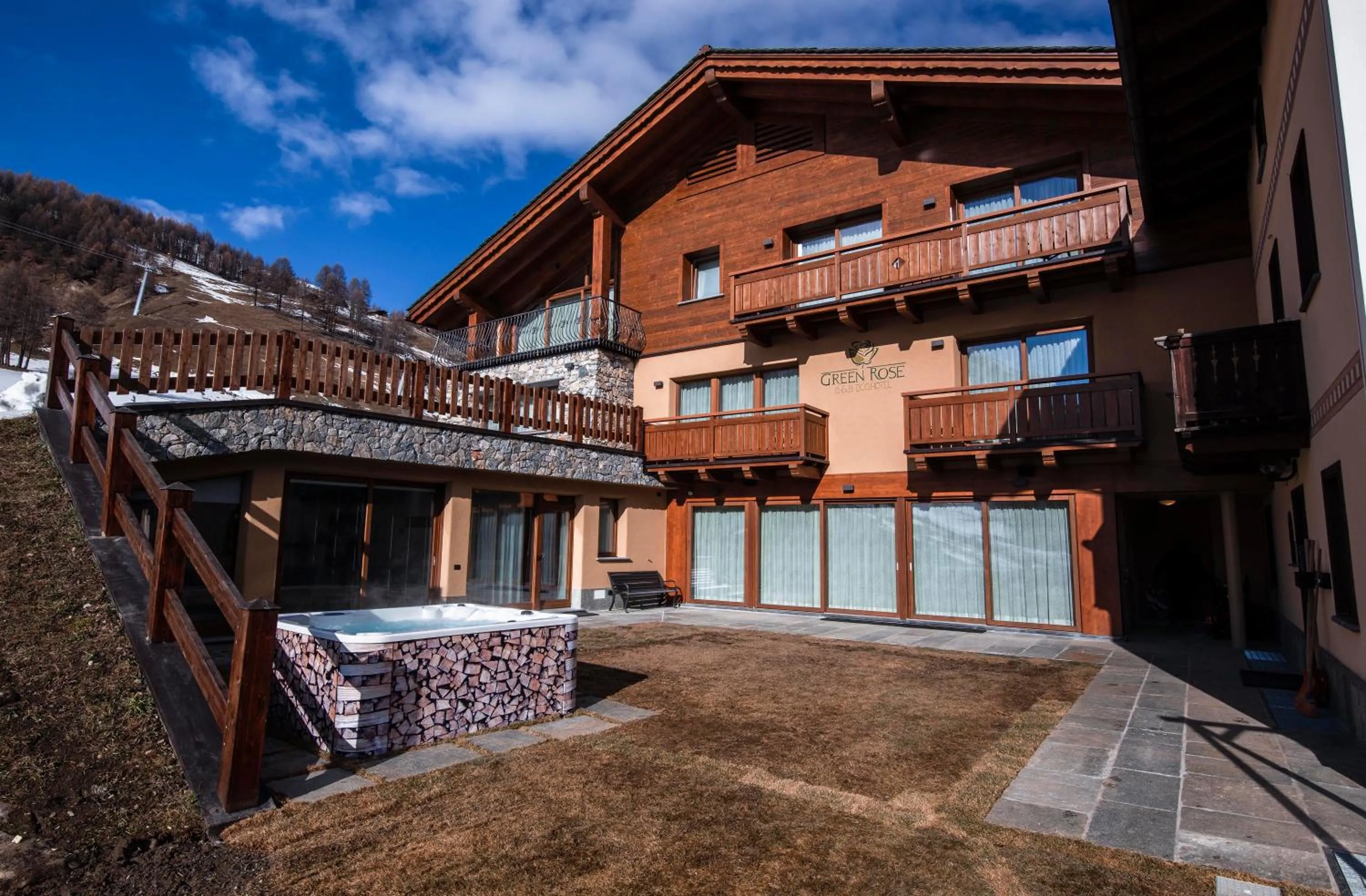 Swimming pool in Green Rose