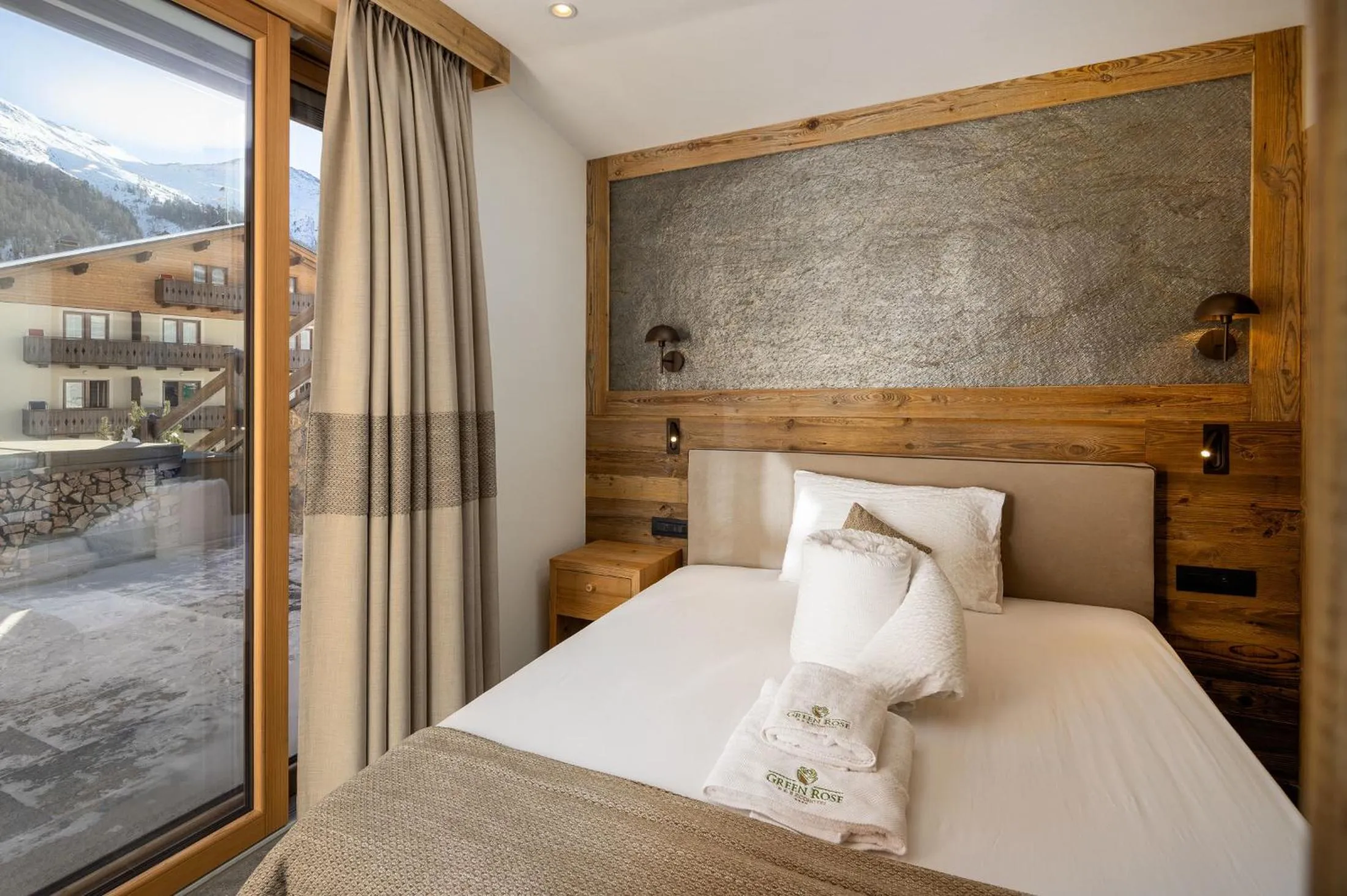 Bedroom, Bed in Green Rose