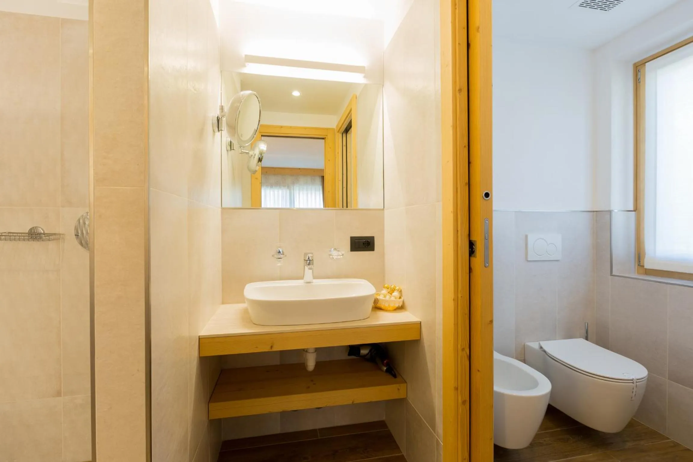 Shower in Green Rose