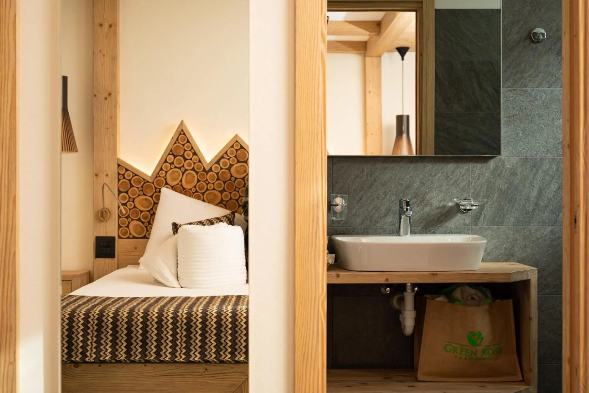 Bathroom, Bed in Green Rose