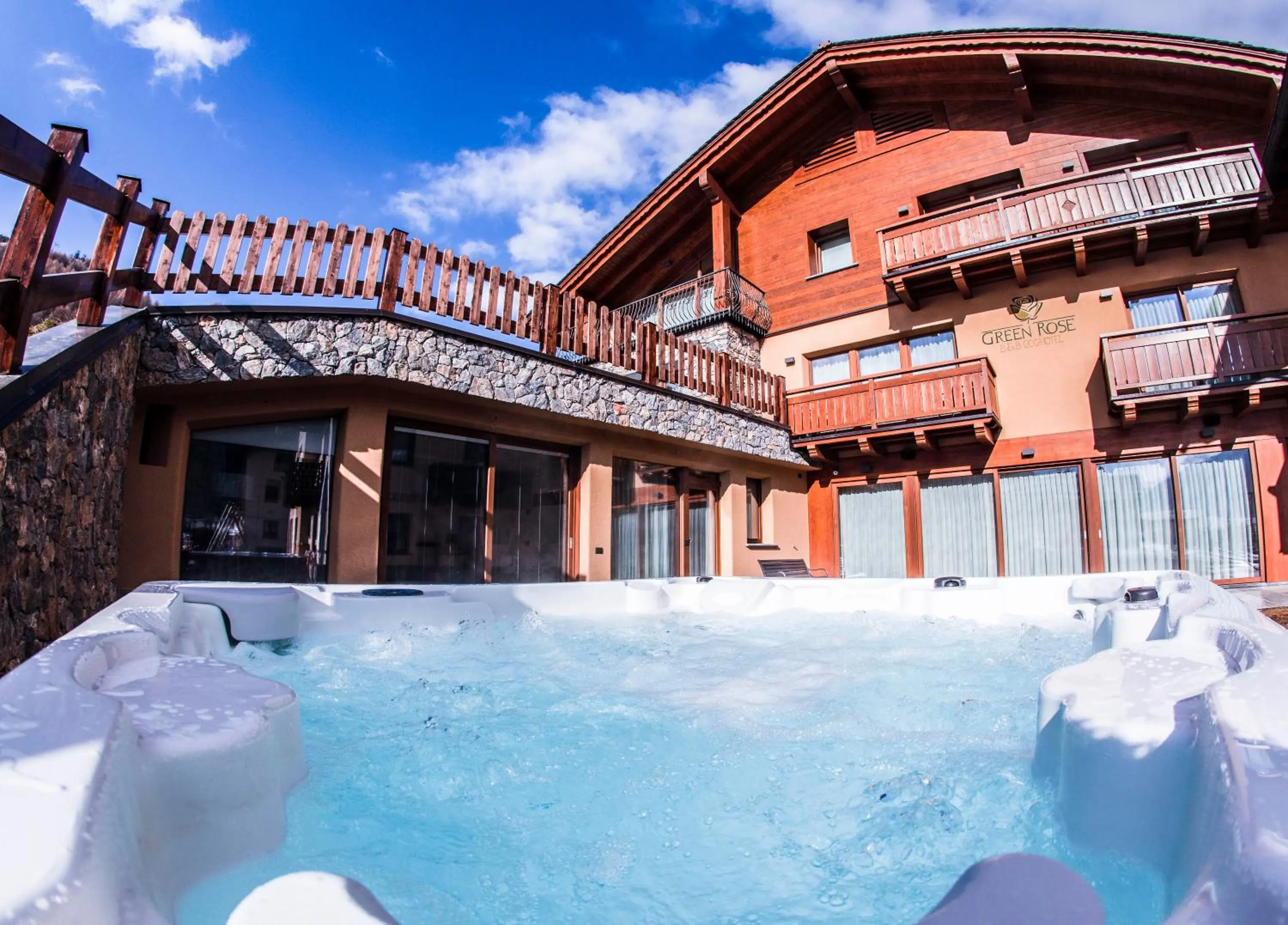 Swimming pool in Green Rose