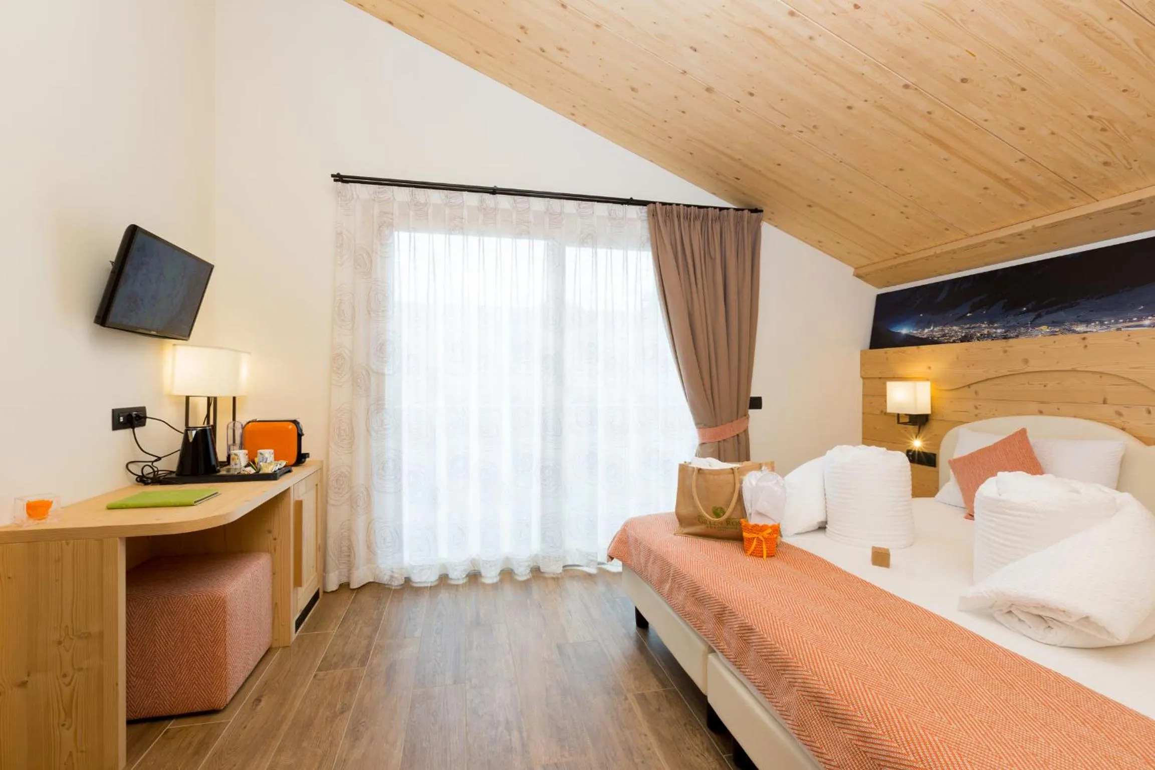 Shower, Bed in Green Rose