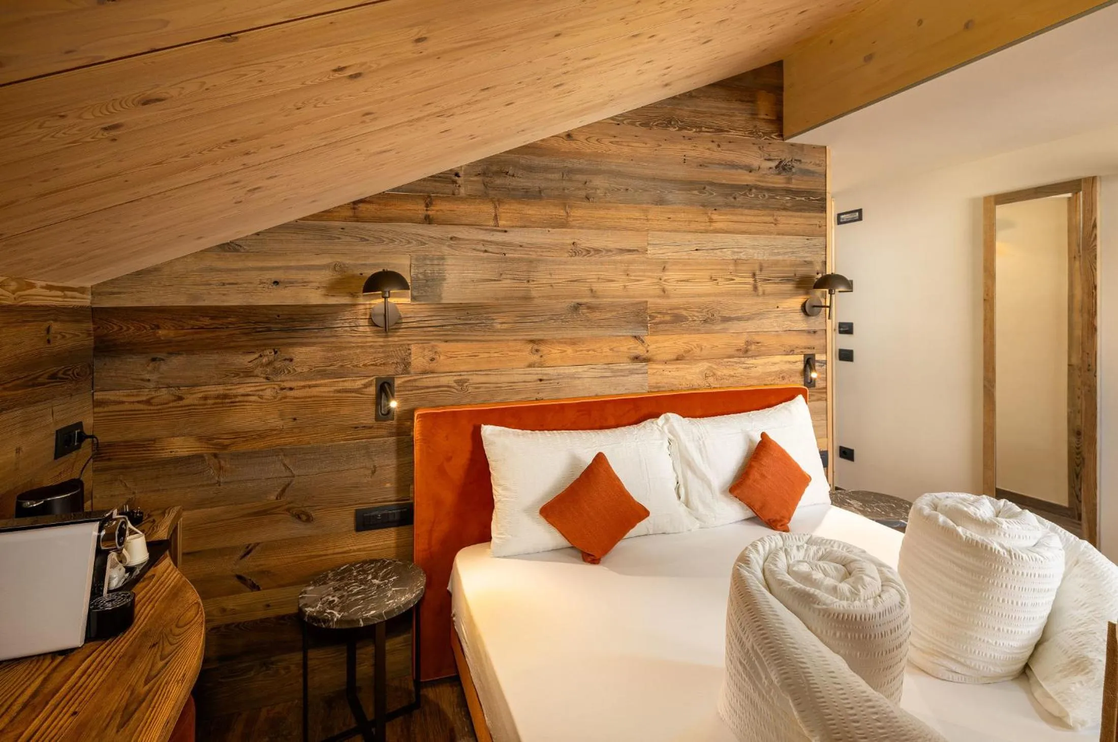 Photo of the whole room, Bed in Green Rose