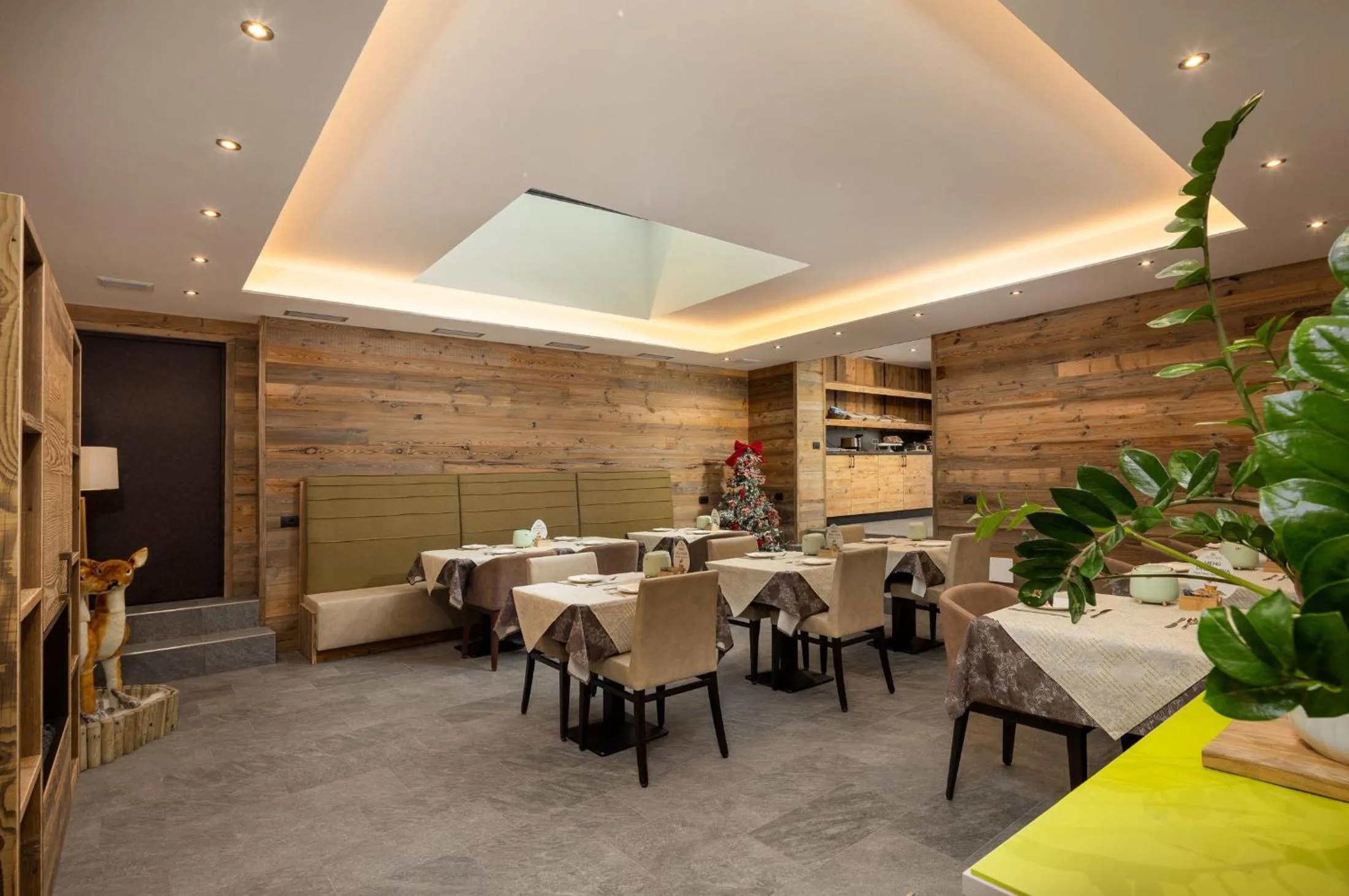 Breakfast in Green Rose