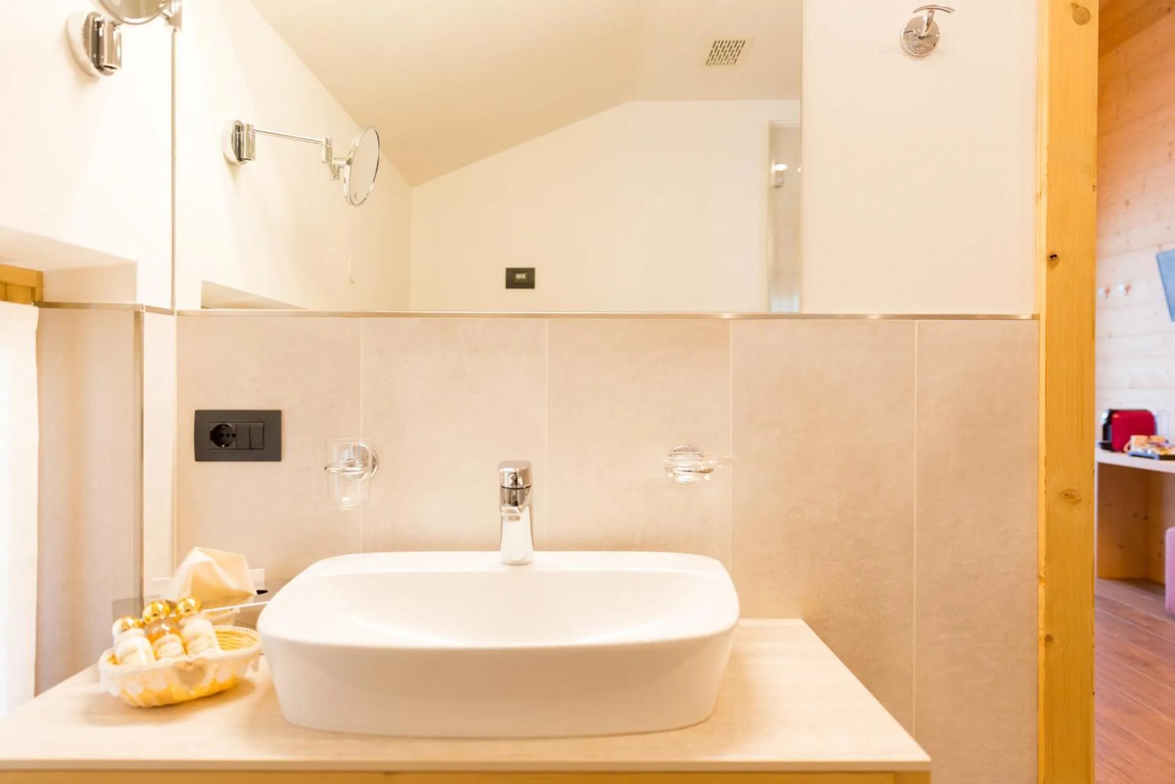 Shower in Green Rose