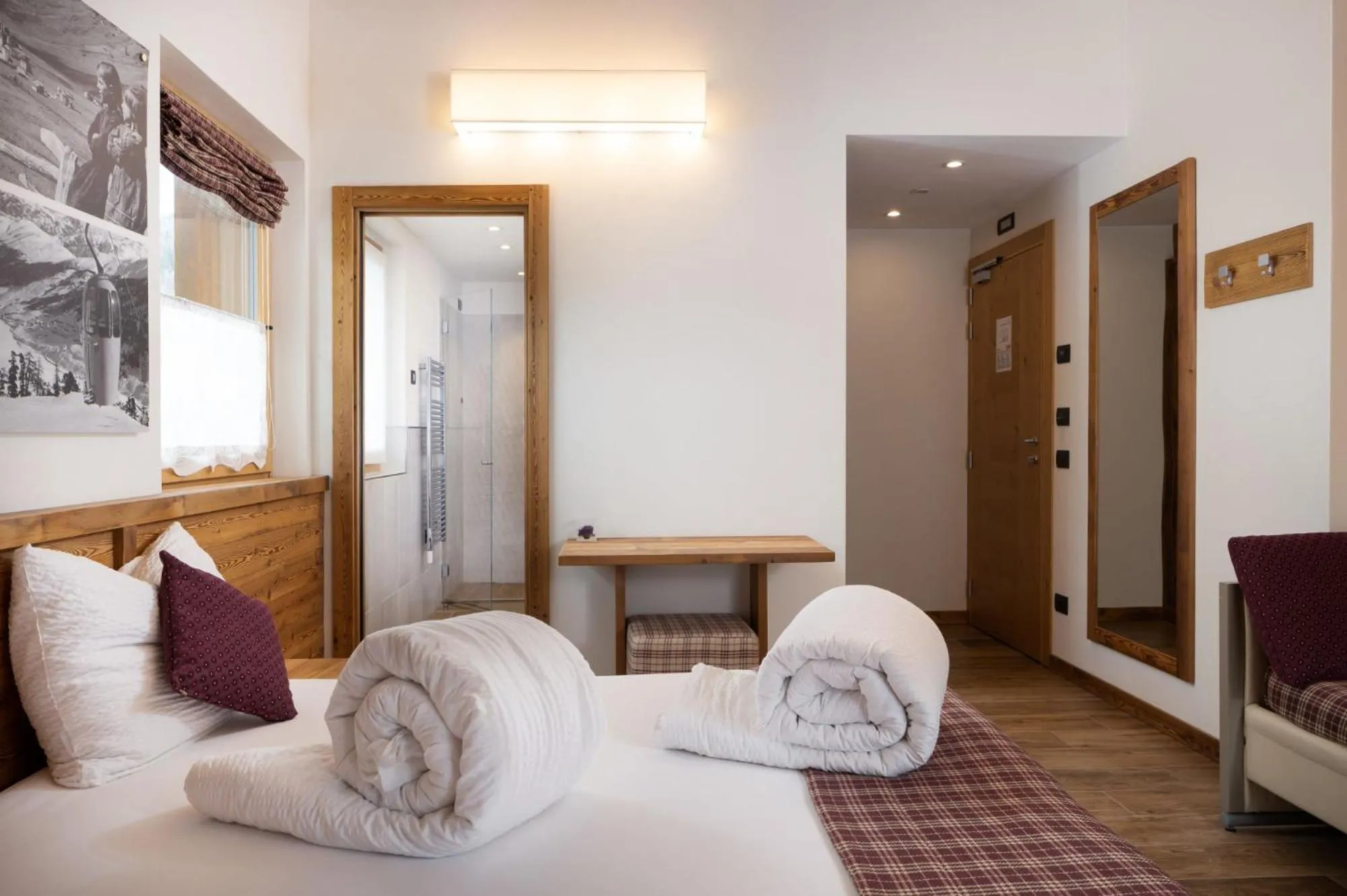 Photo of the whole room, Bed in Green Rose