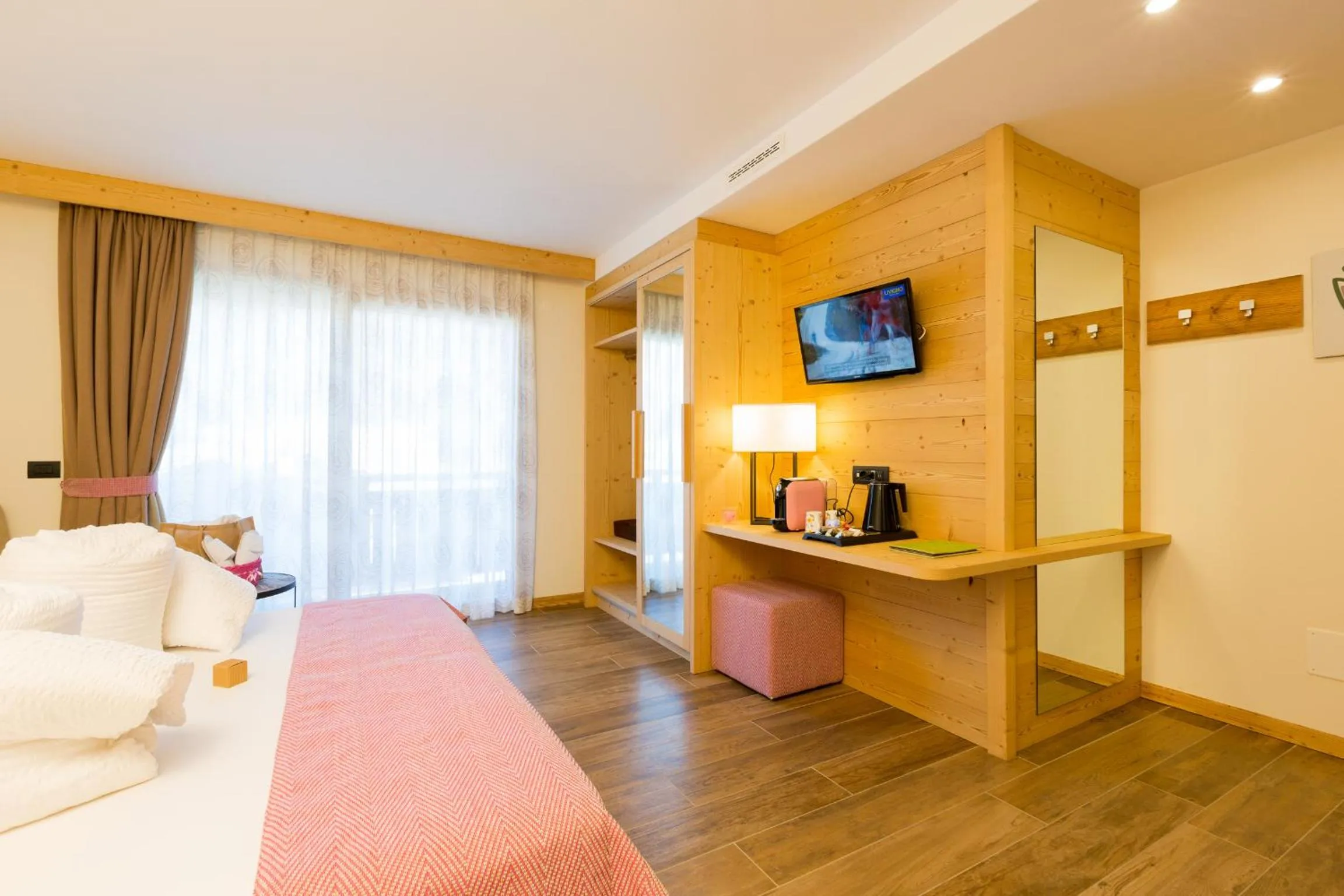 Toilet, Bed in Green Rose