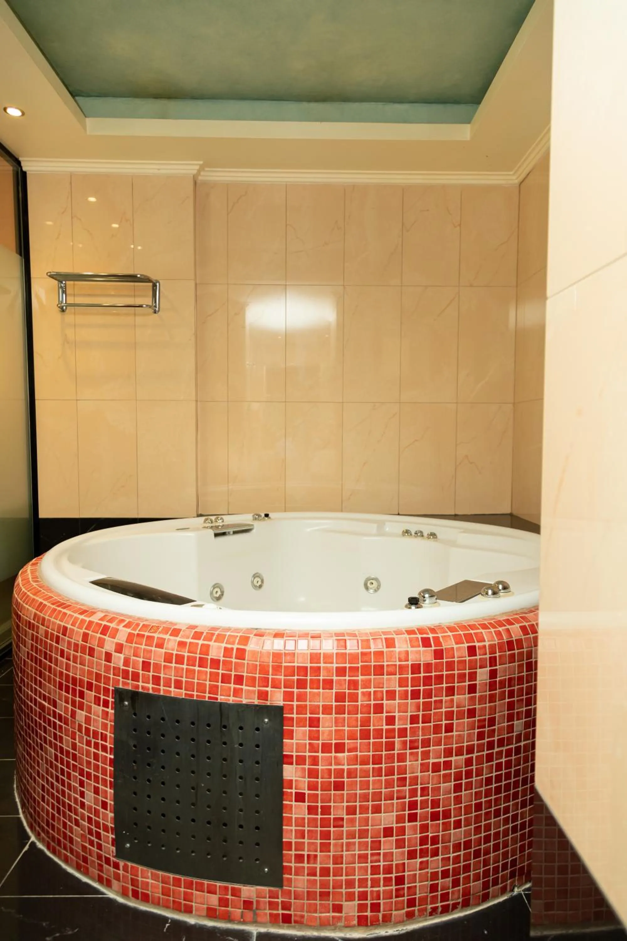 Hot Tub in Anastazia Luxury Suites & Spa