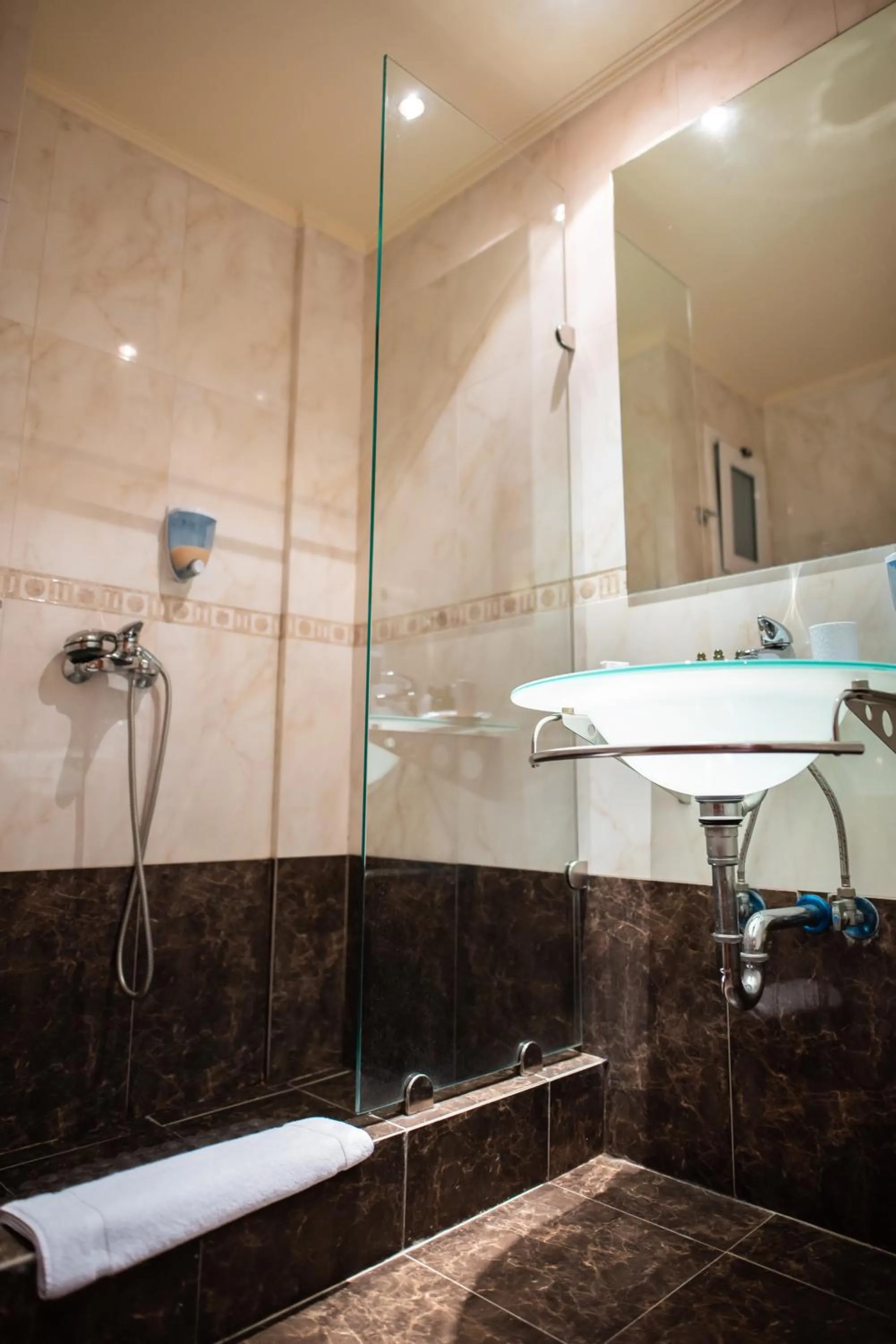 Shower in Anastazia Luxury Suites & Spa