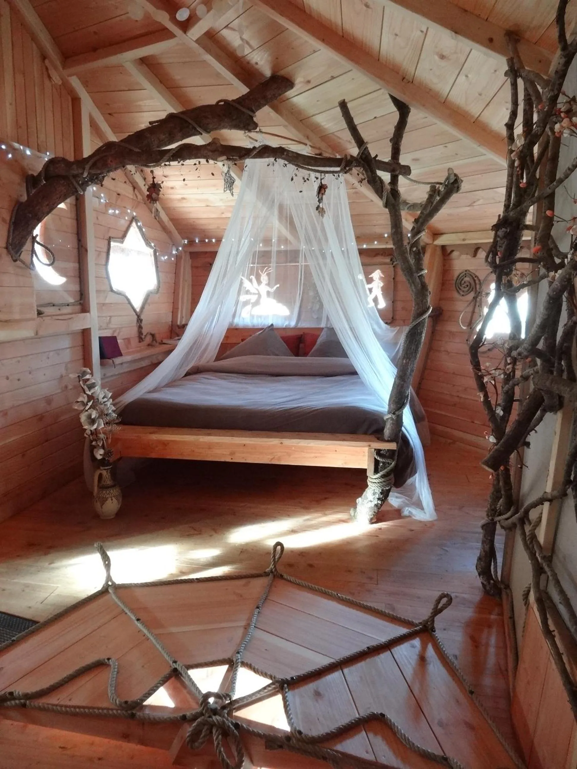 Photo of the whole room, Bed in Les Cabanes De Pyrene