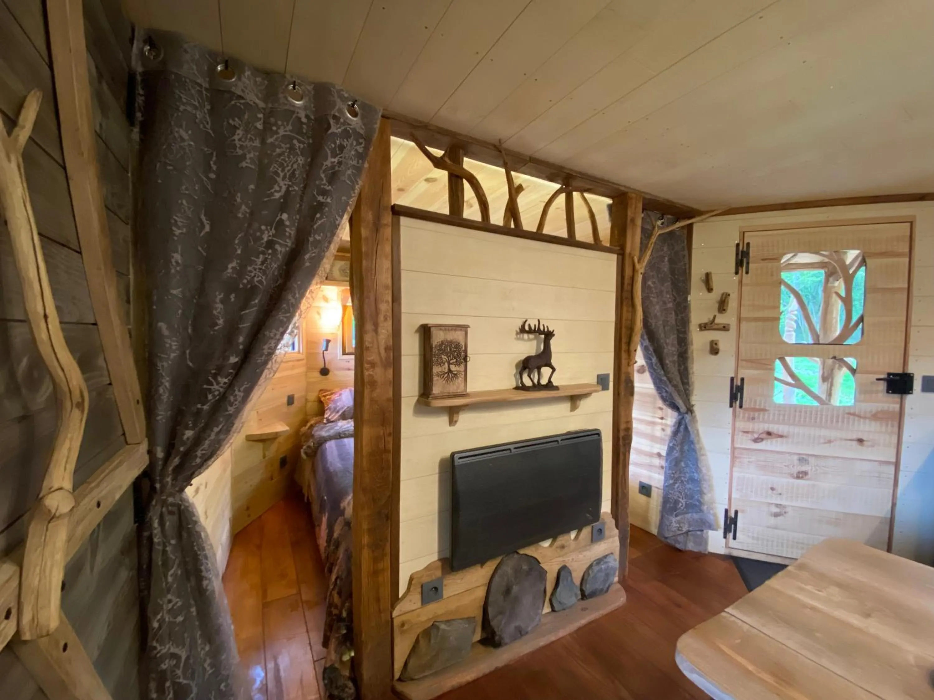 Photo of the whole room, Bed in Les Cabanes De Pyrene