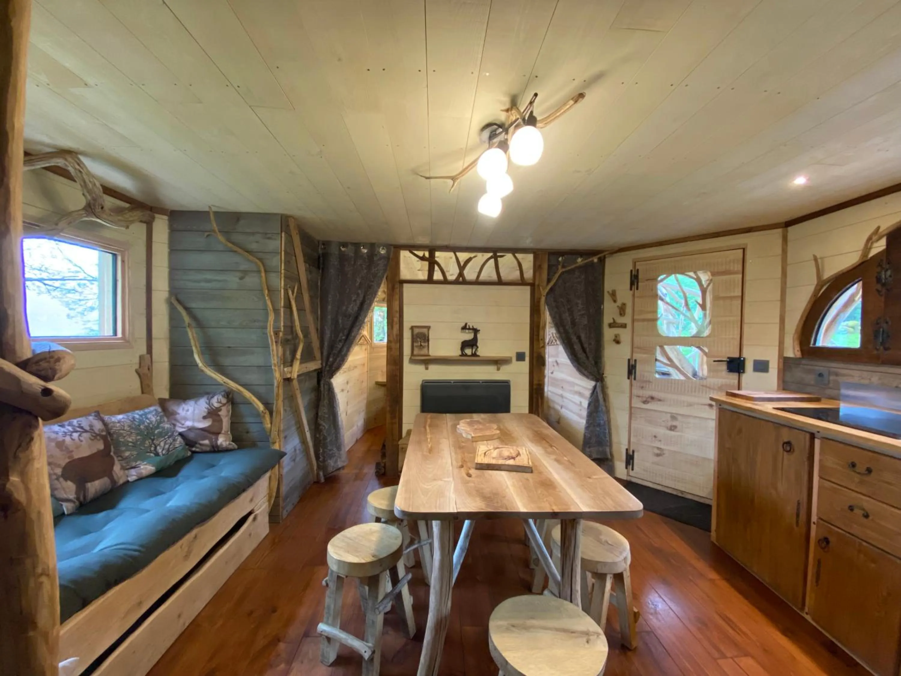 Dining area in Les Cabanes De Pyrene