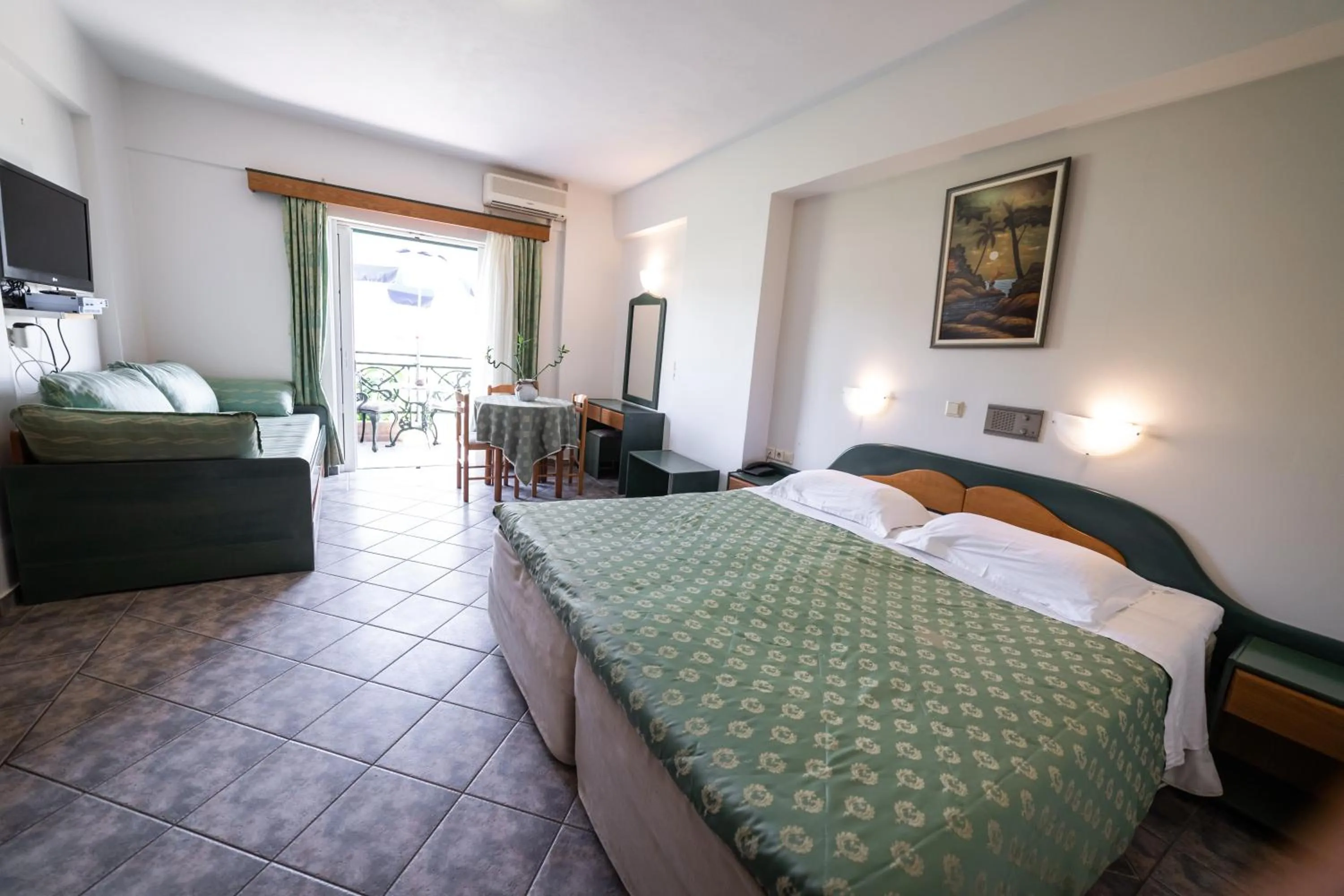 Photo of the whole room, Bed in Hotel Odeon