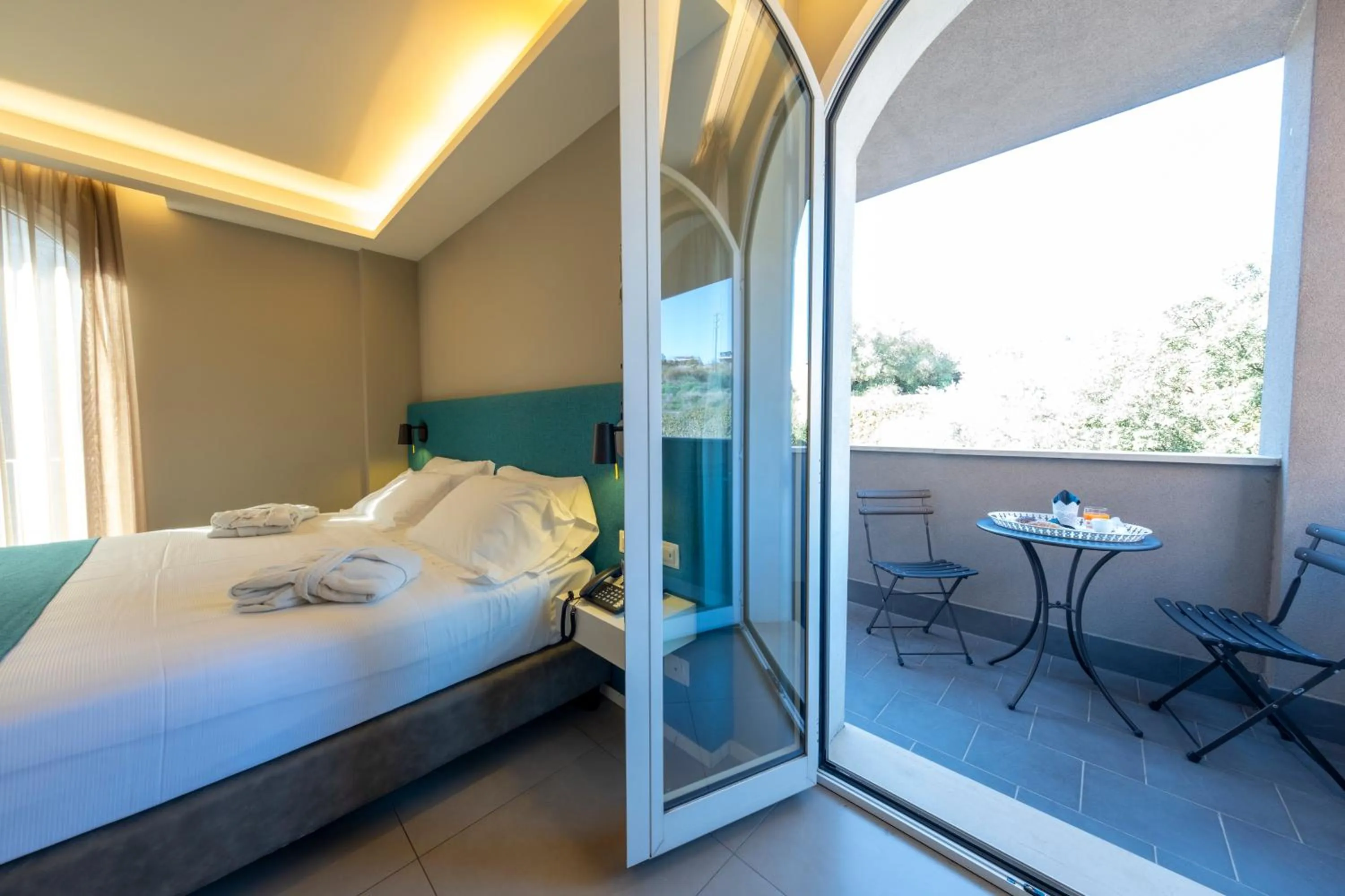 Balcony/Terrace, Bed in Airone City Hotel