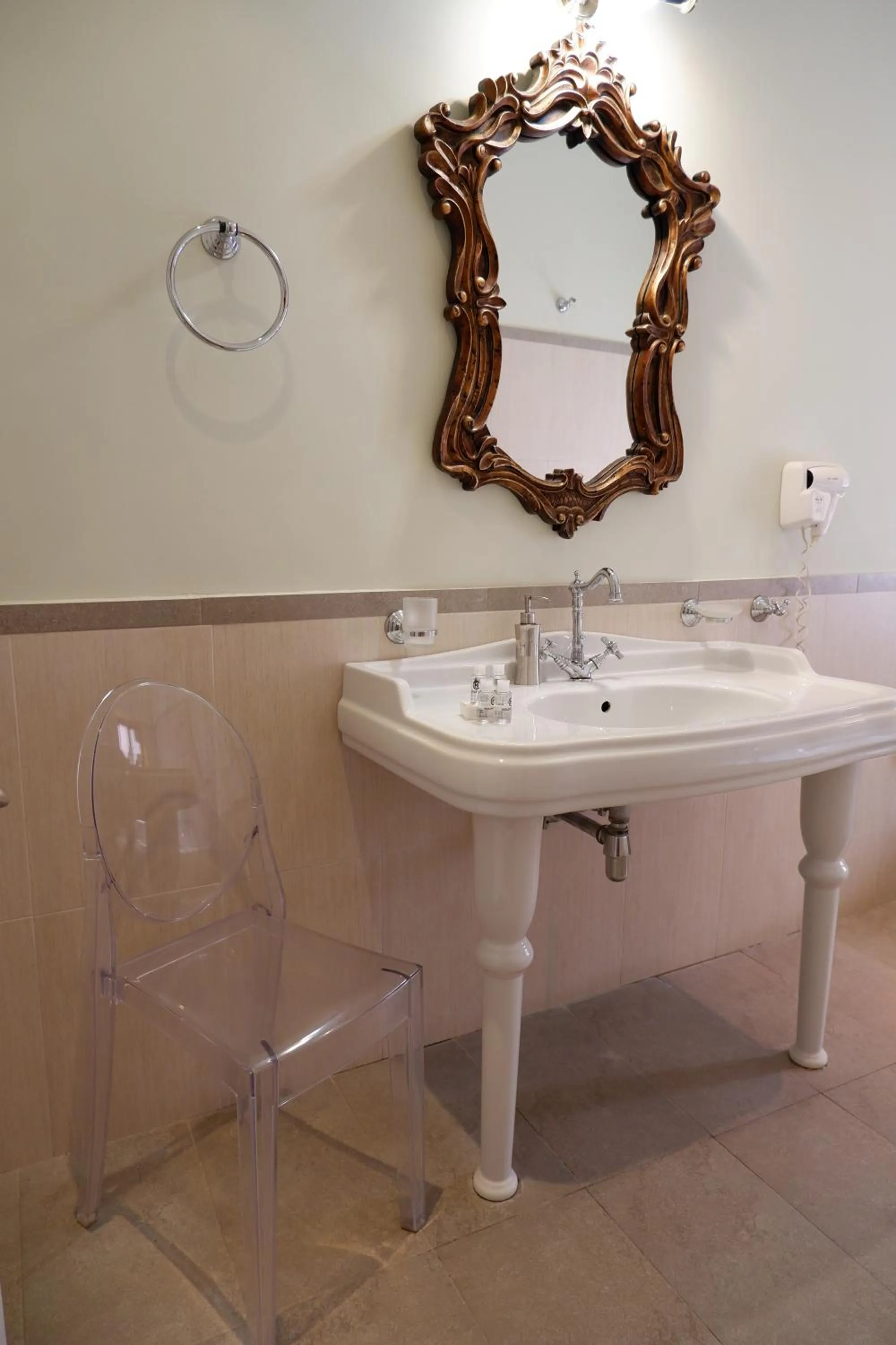 Bathroom in il Palazzo Rooms & Suites