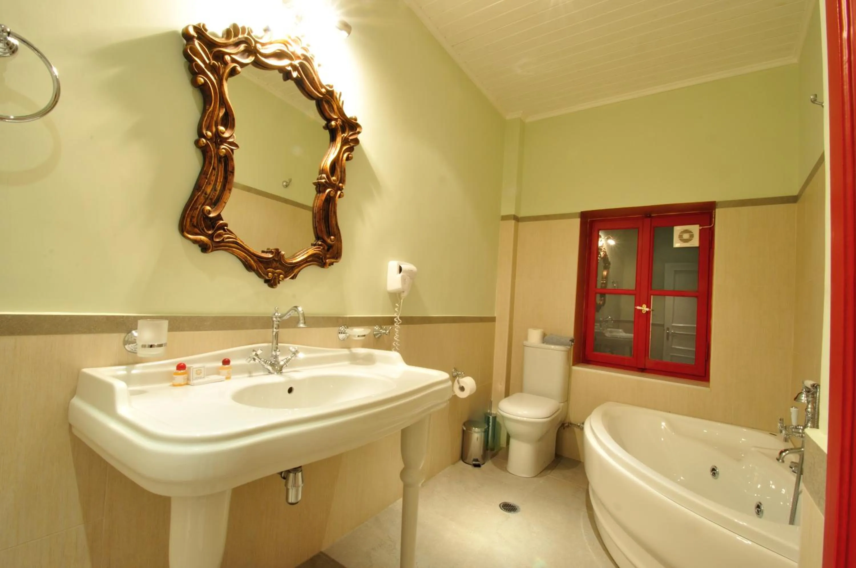 Bathroom in il Palazzo Rooms & Suites