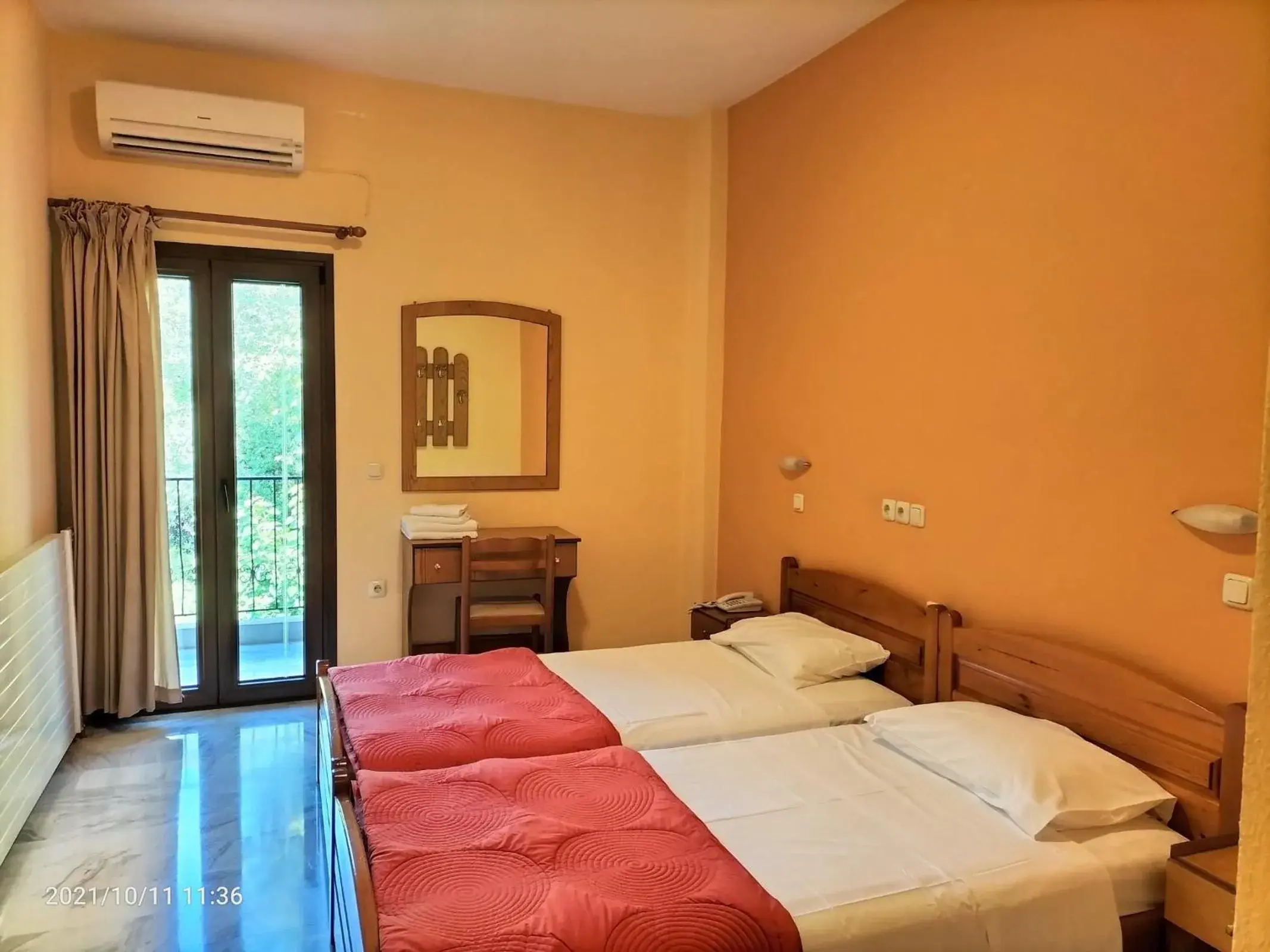 Twin Room in Spanias Hotel Twin Room in Spanias Hotel