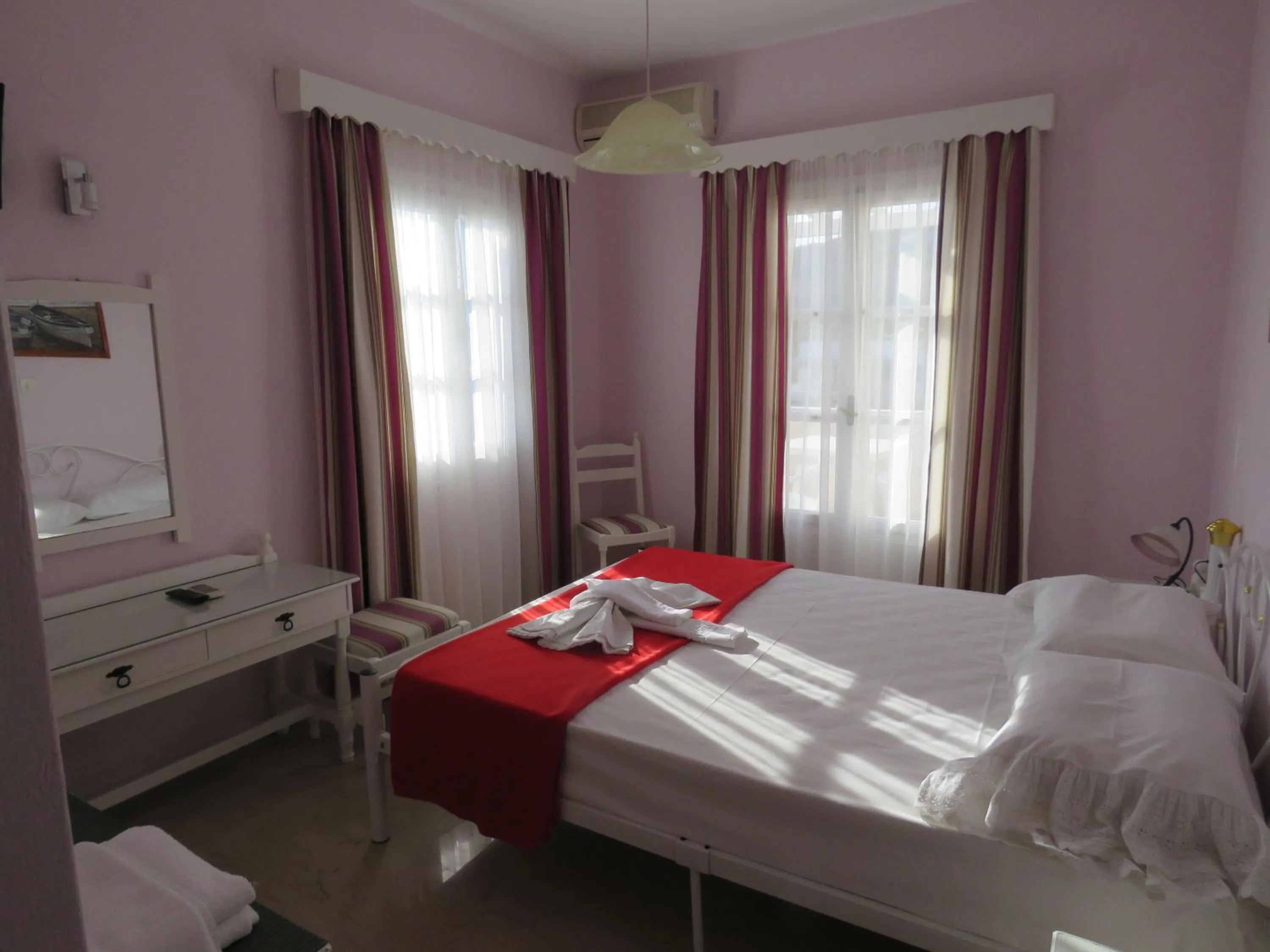Photo of the whole room, Bed in Mare Monte