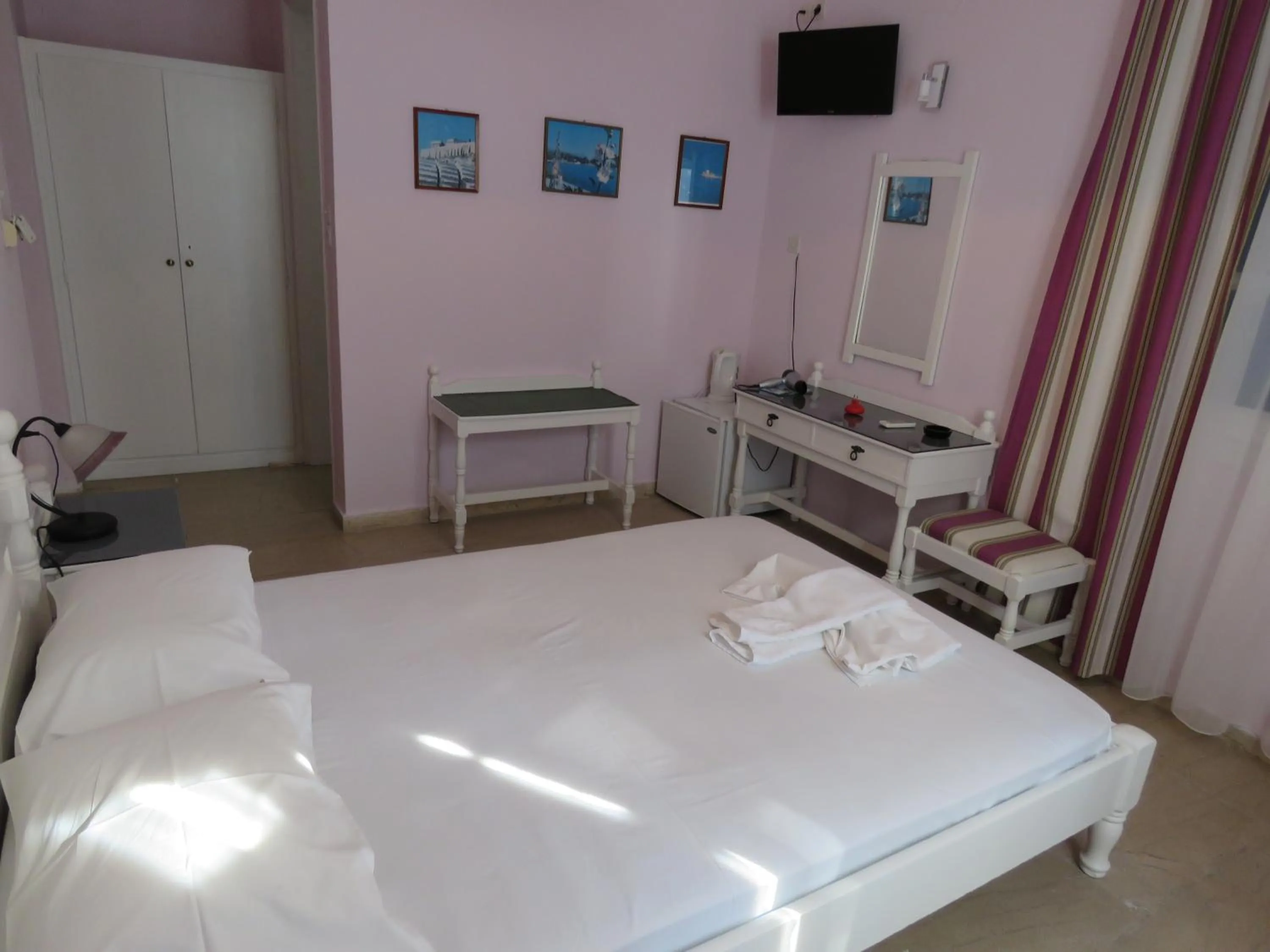 Photo of the whole room, Bed in Mare Monte