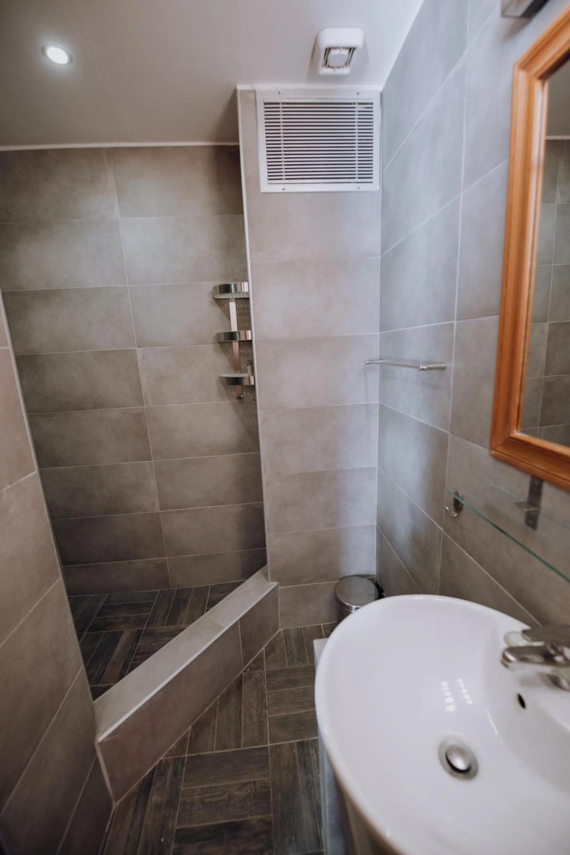 Shower in Golden View