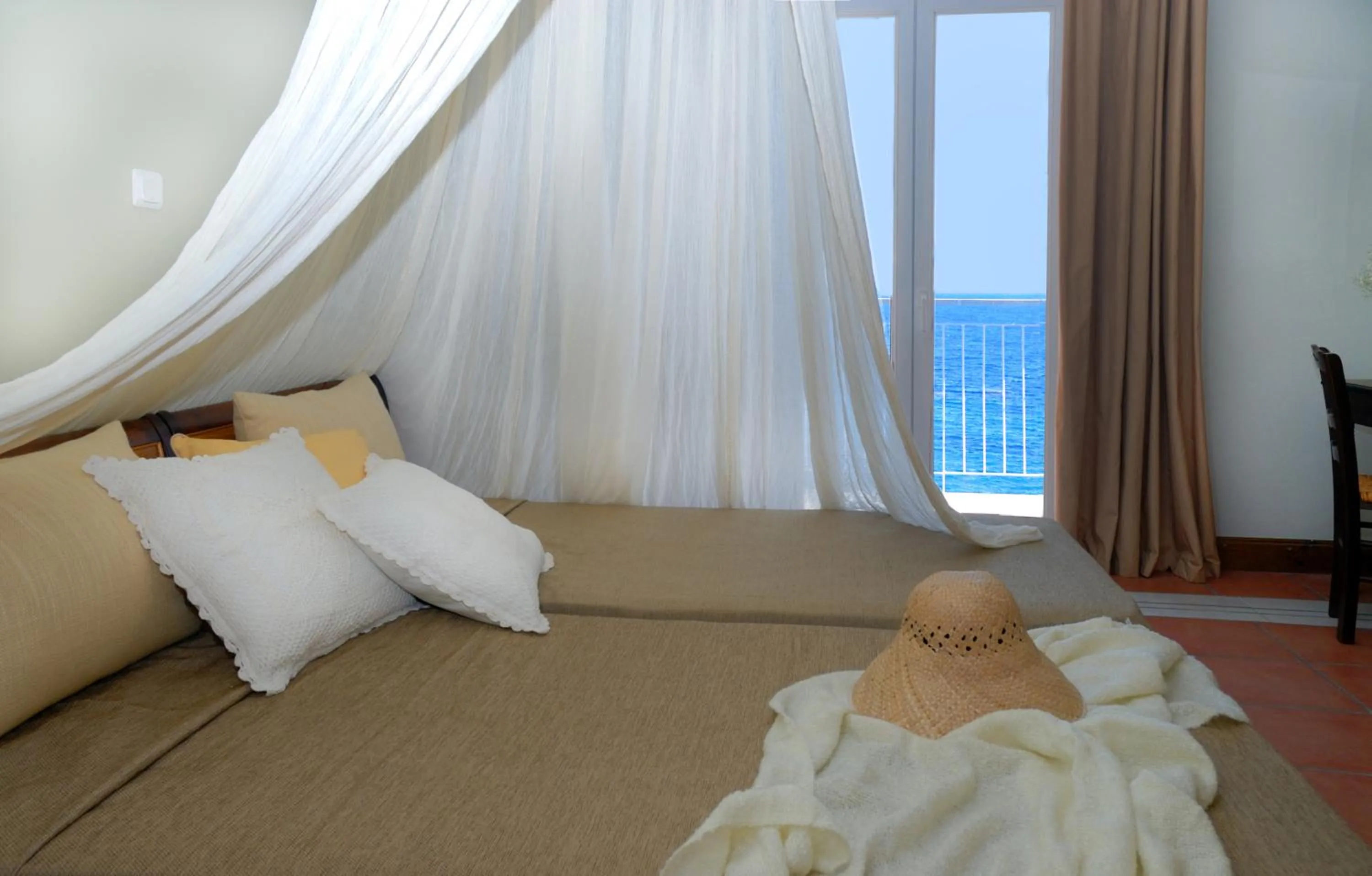 Bedroom, Bed in Golden View