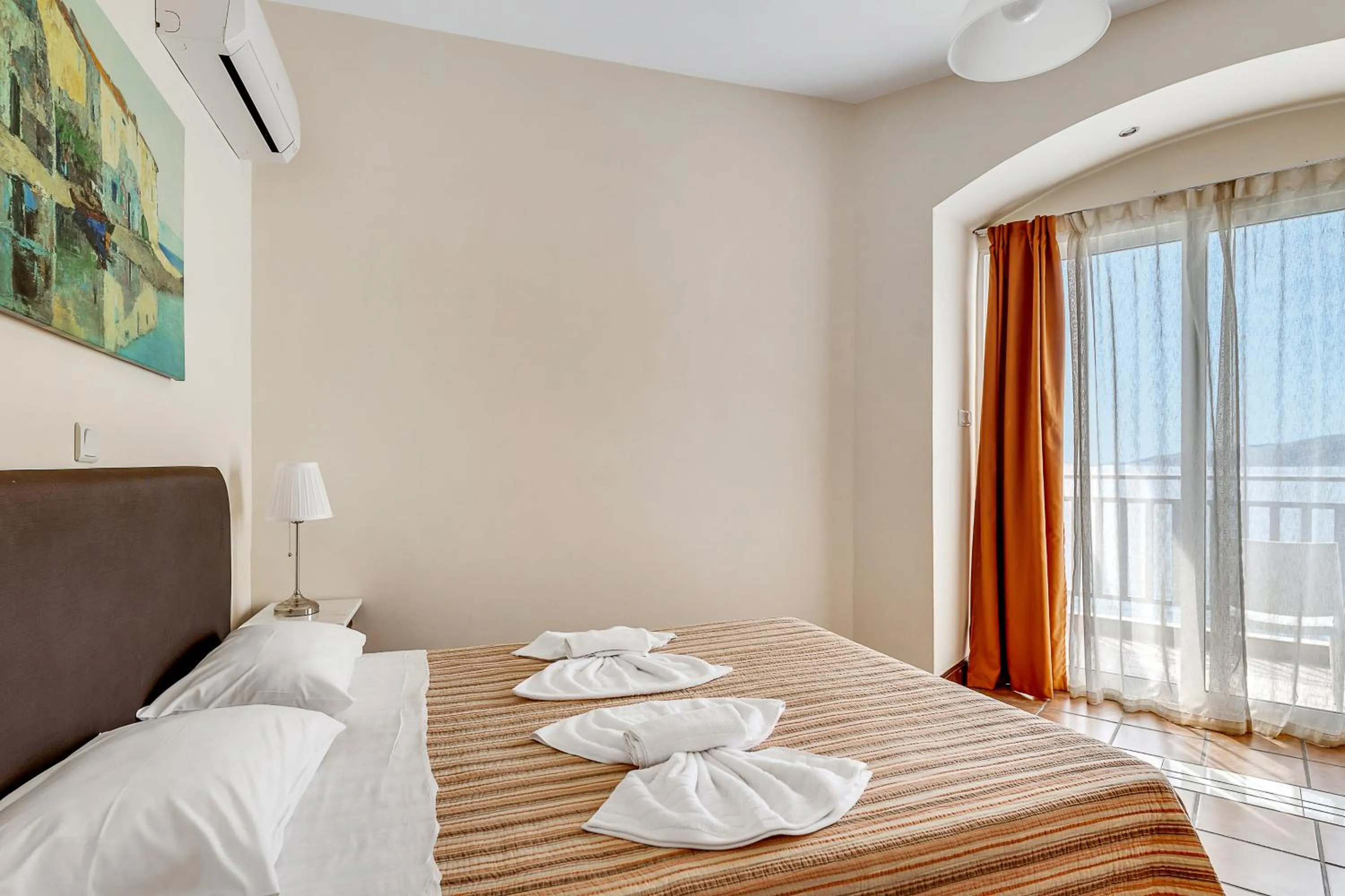 Bedroom, Bed in Golden View