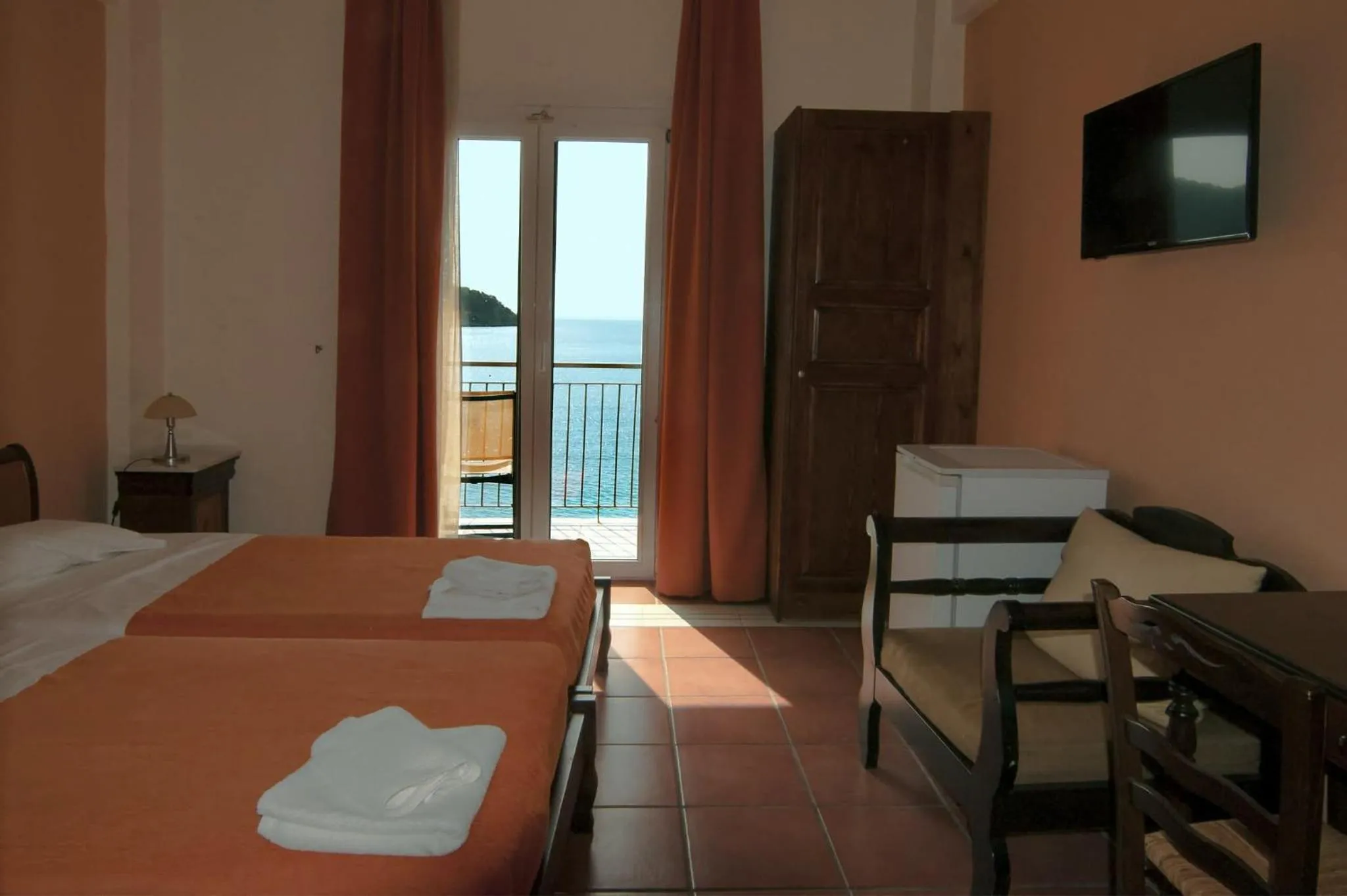 Photo of the whole room, Bed in Golden View