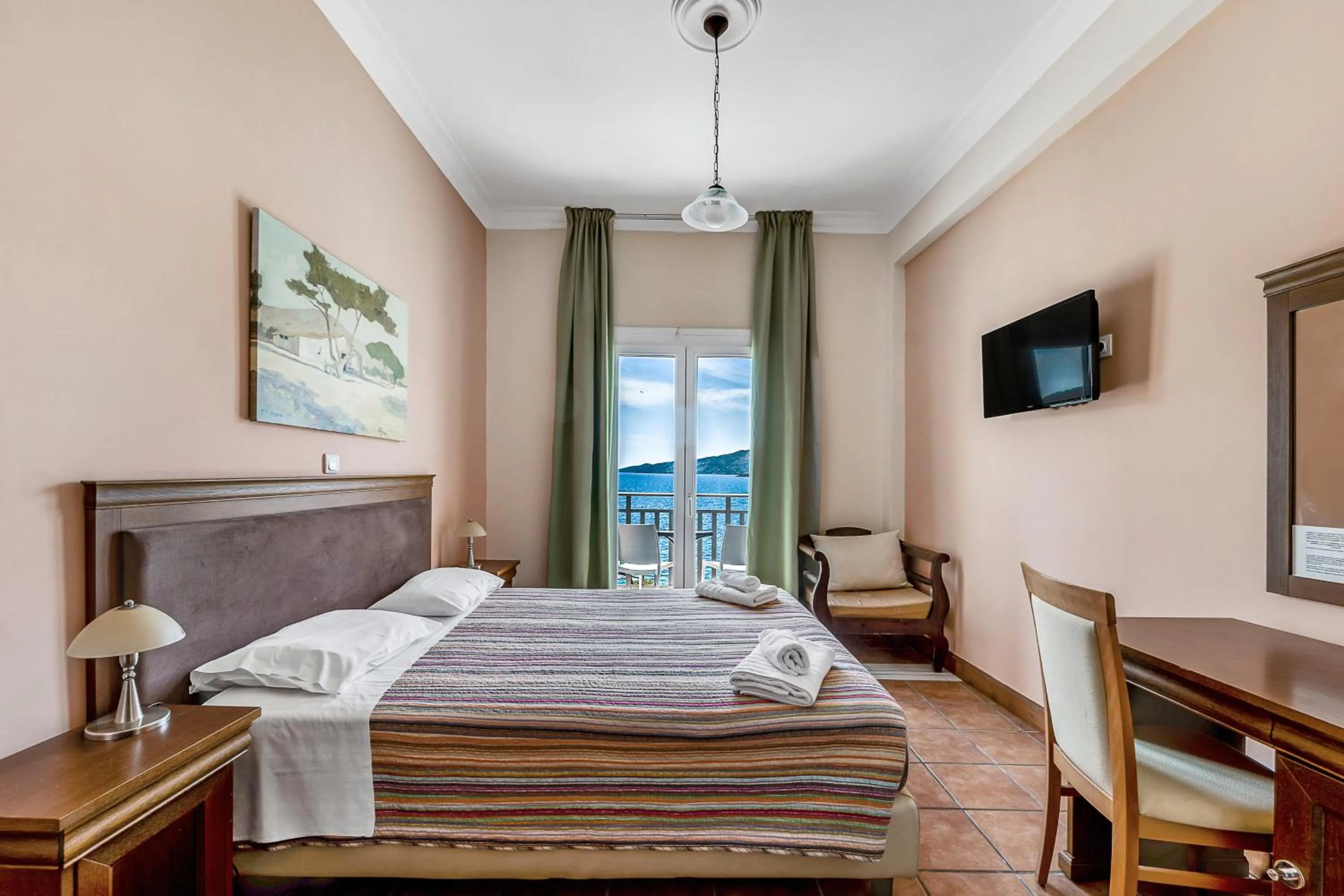 Bedroom, Bed in Golden View