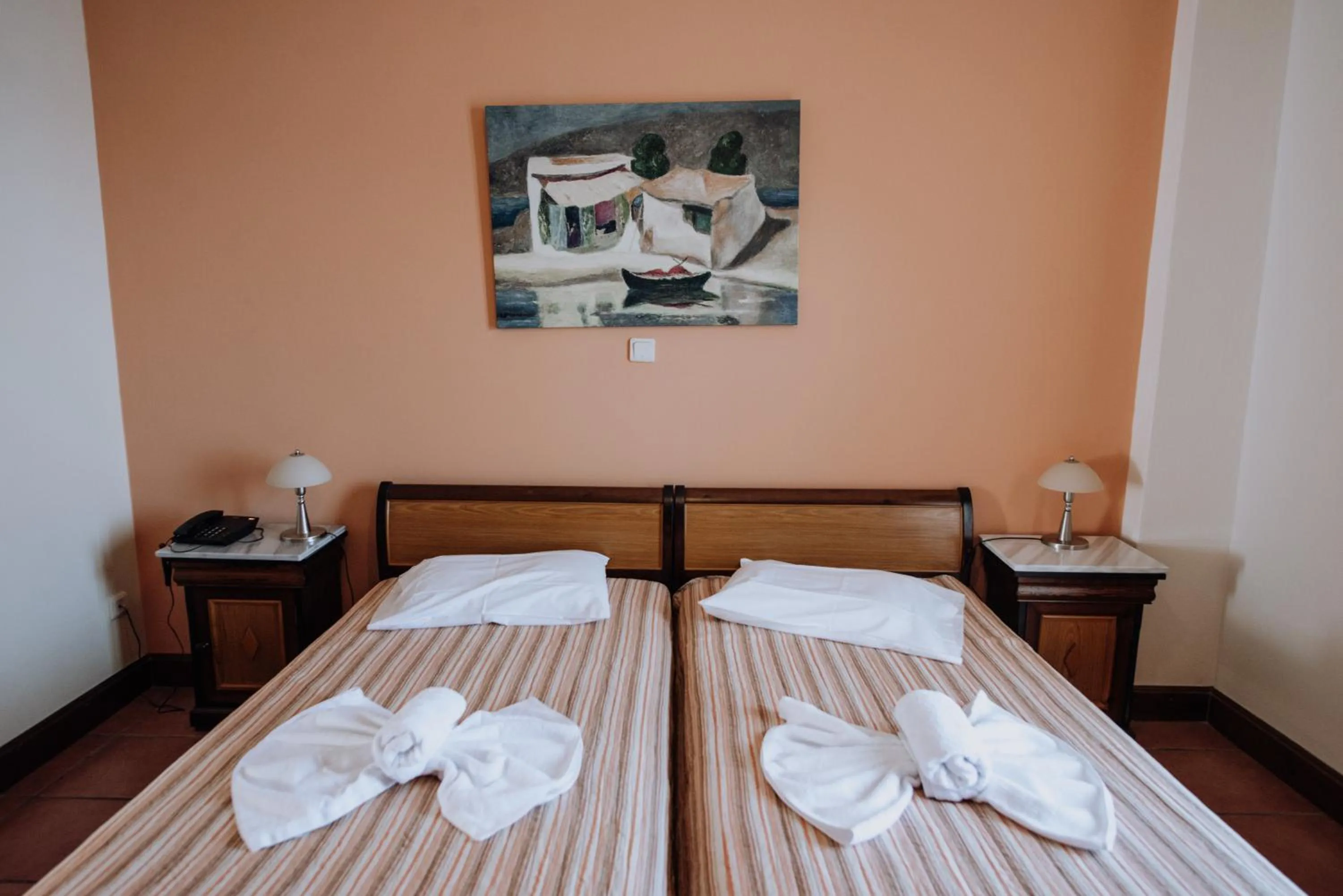 Bedroom, Bed in Golden View