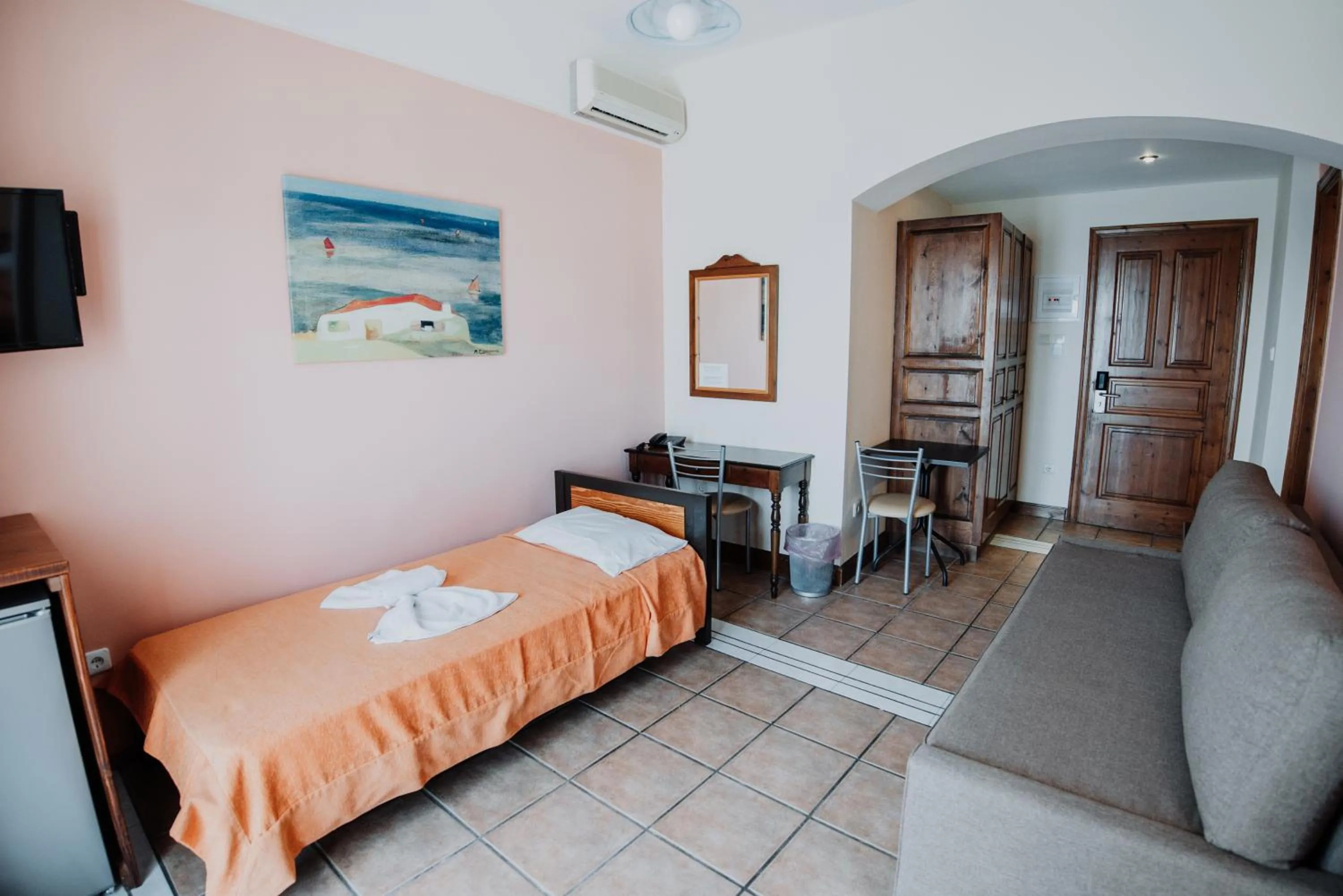 Bedroom, Bed in Golden View