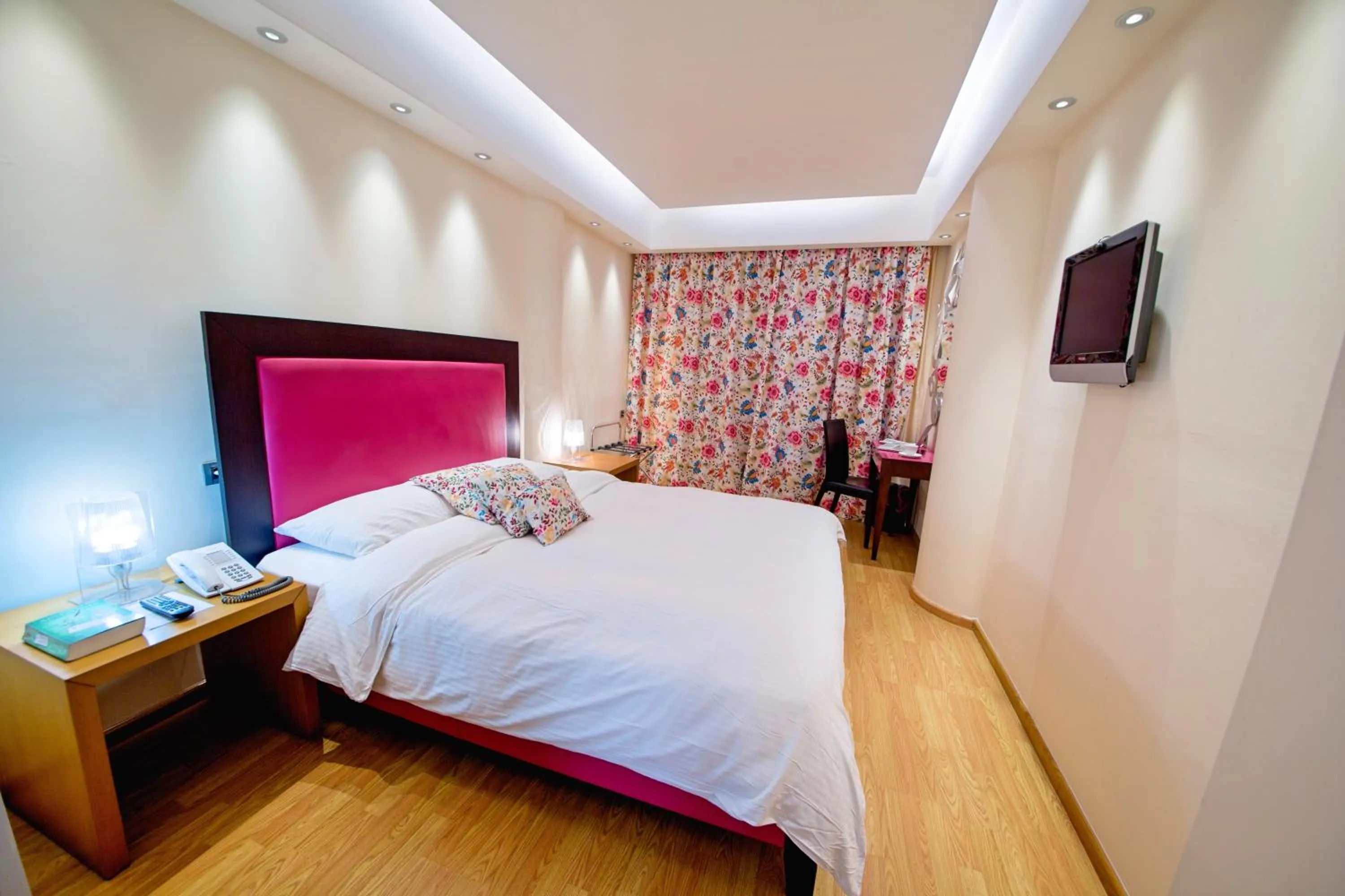 Photo of the whole room, Bed in Comfy Boutique Hotel