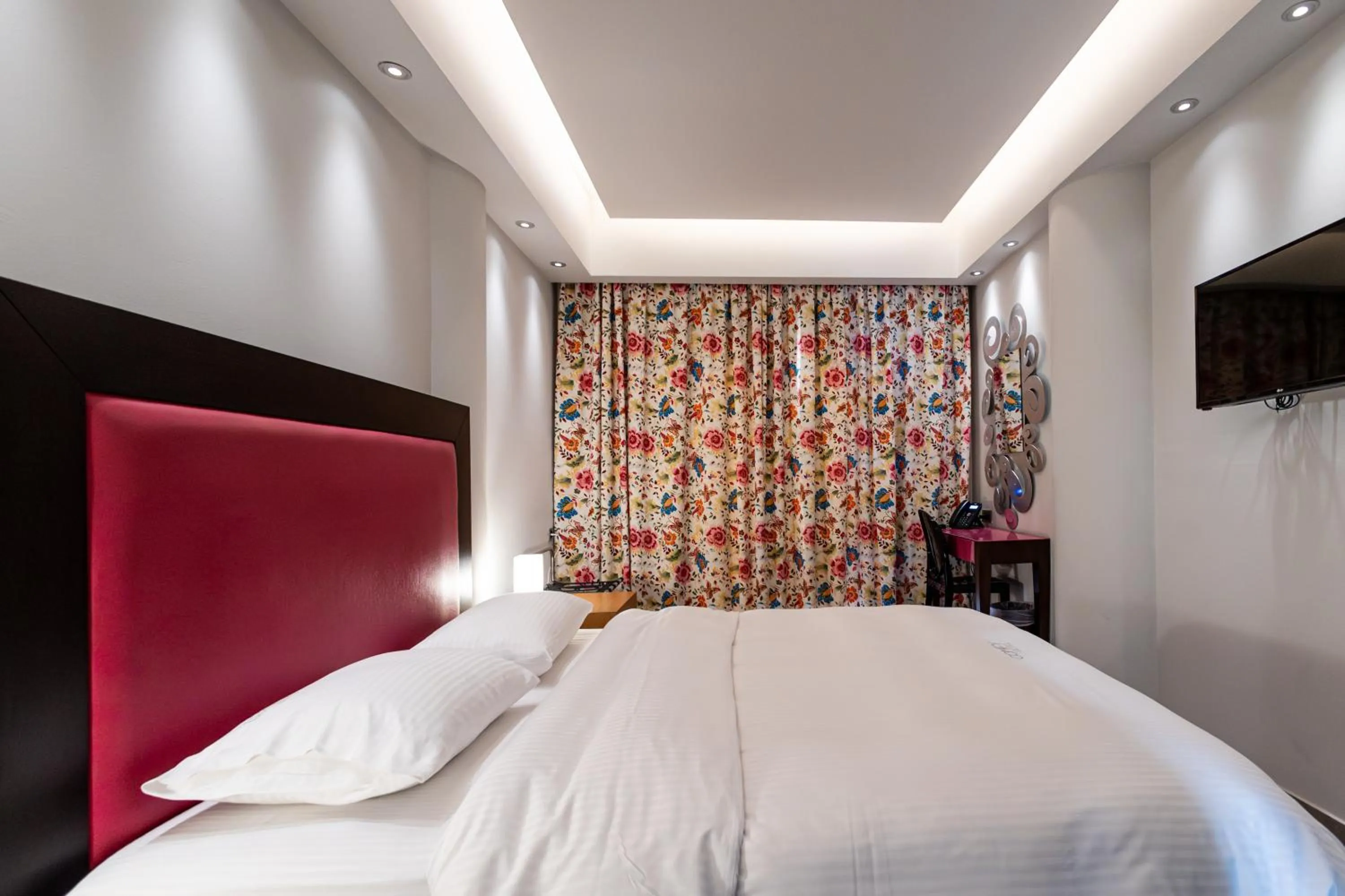 Photo of the whole room, Bed in Comfy Boutique Hotel