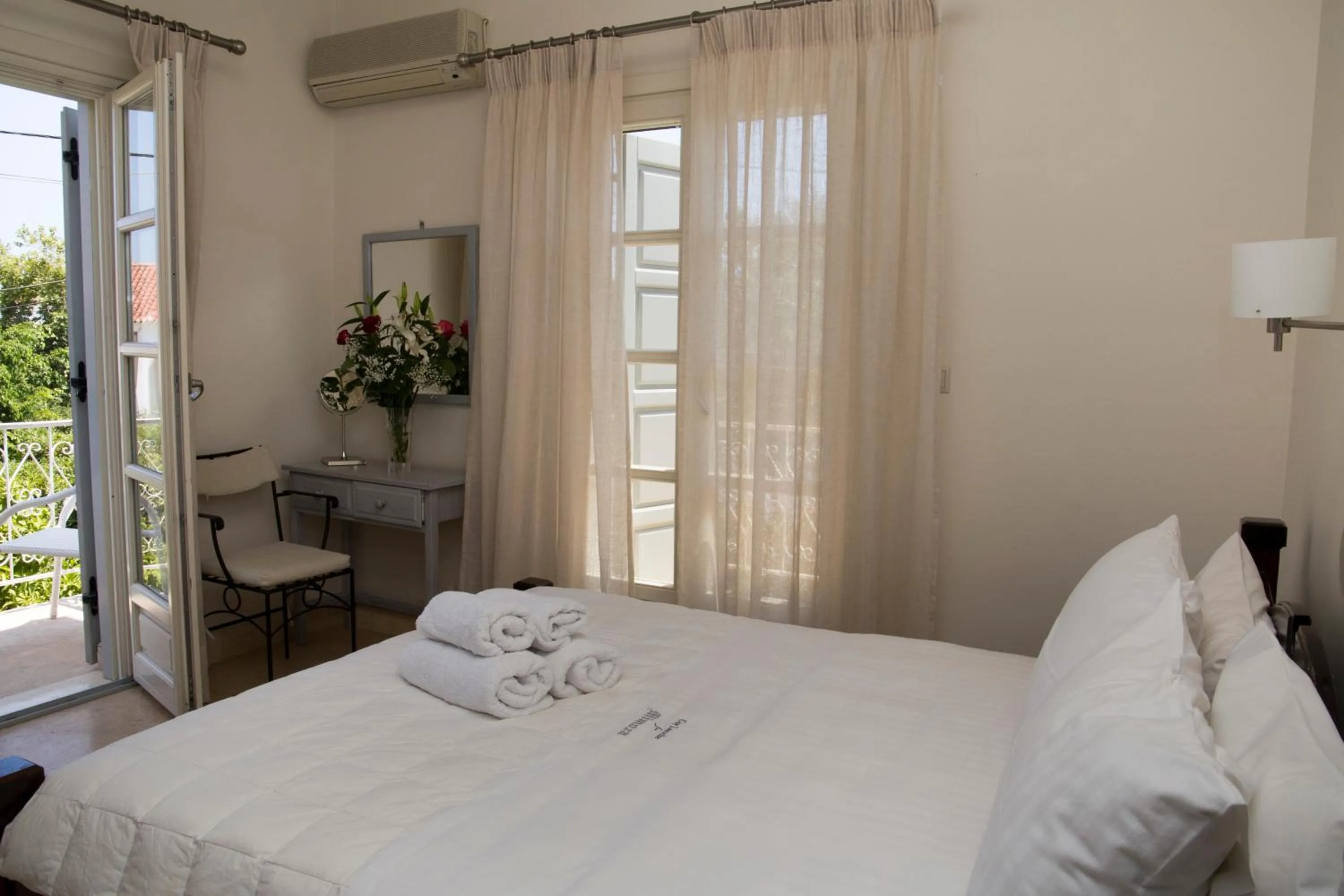 Bedroom, Bed in Mimoza