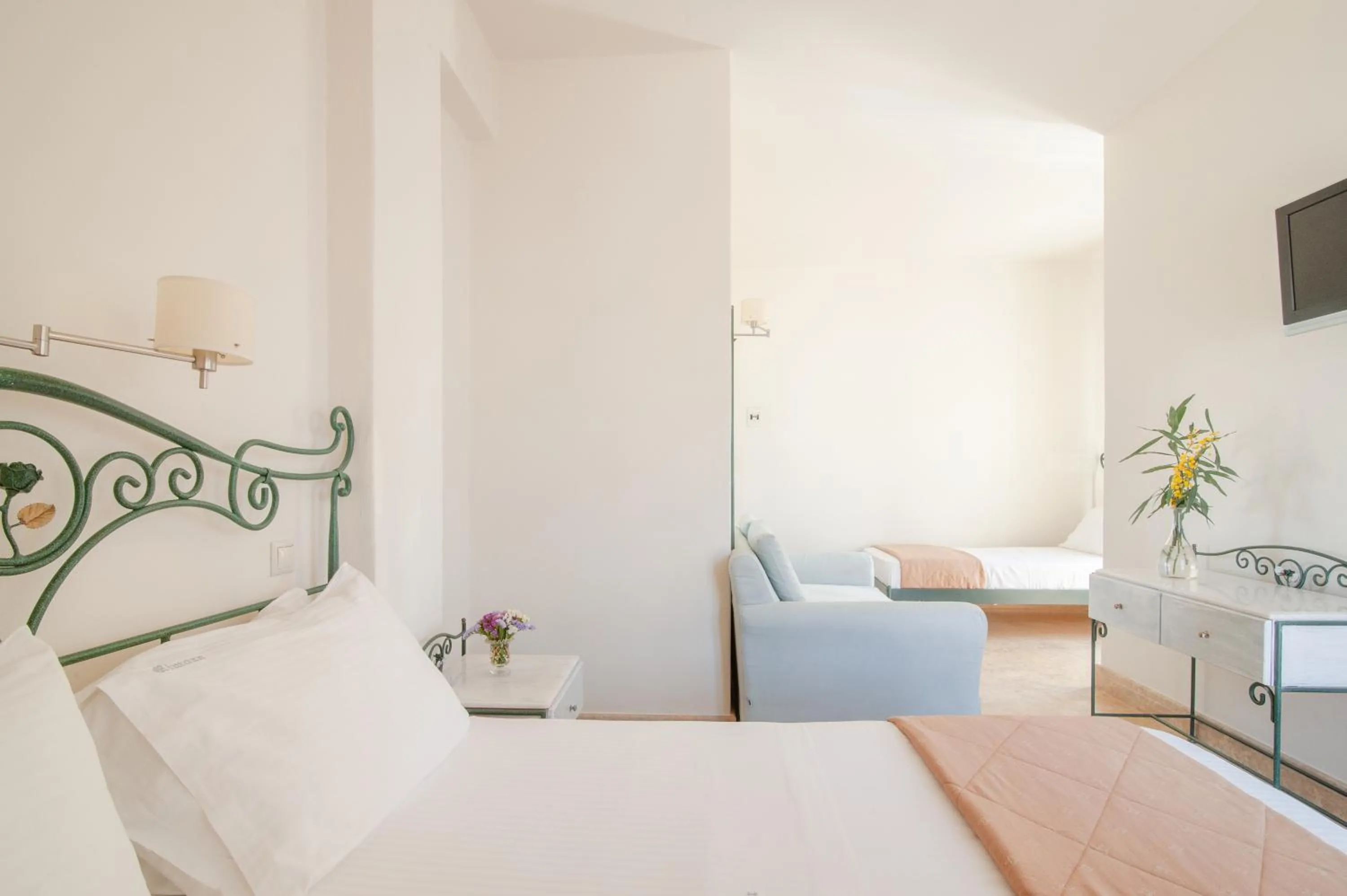 Photo of the whole room, Bed in Mimoza