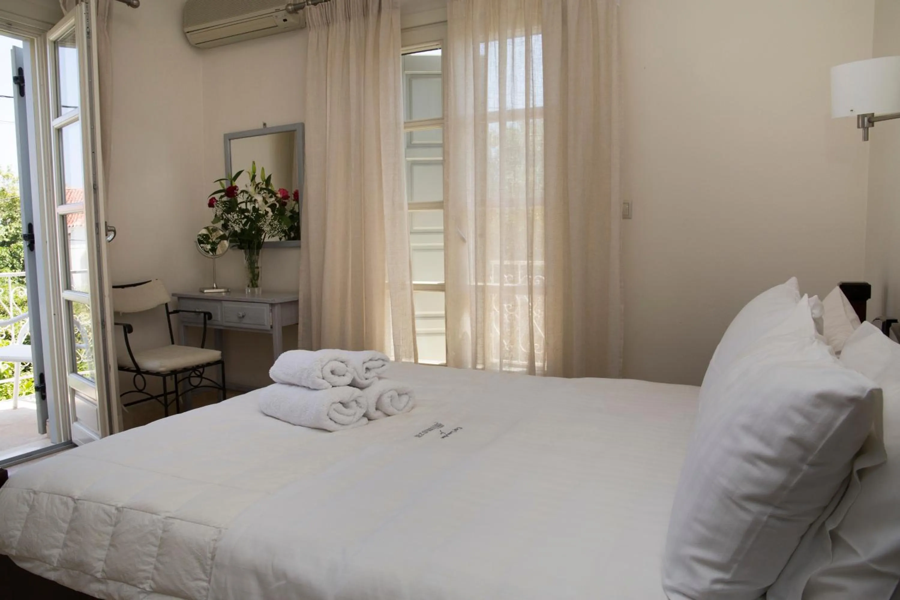 Bedroom, Bed in Mimoza