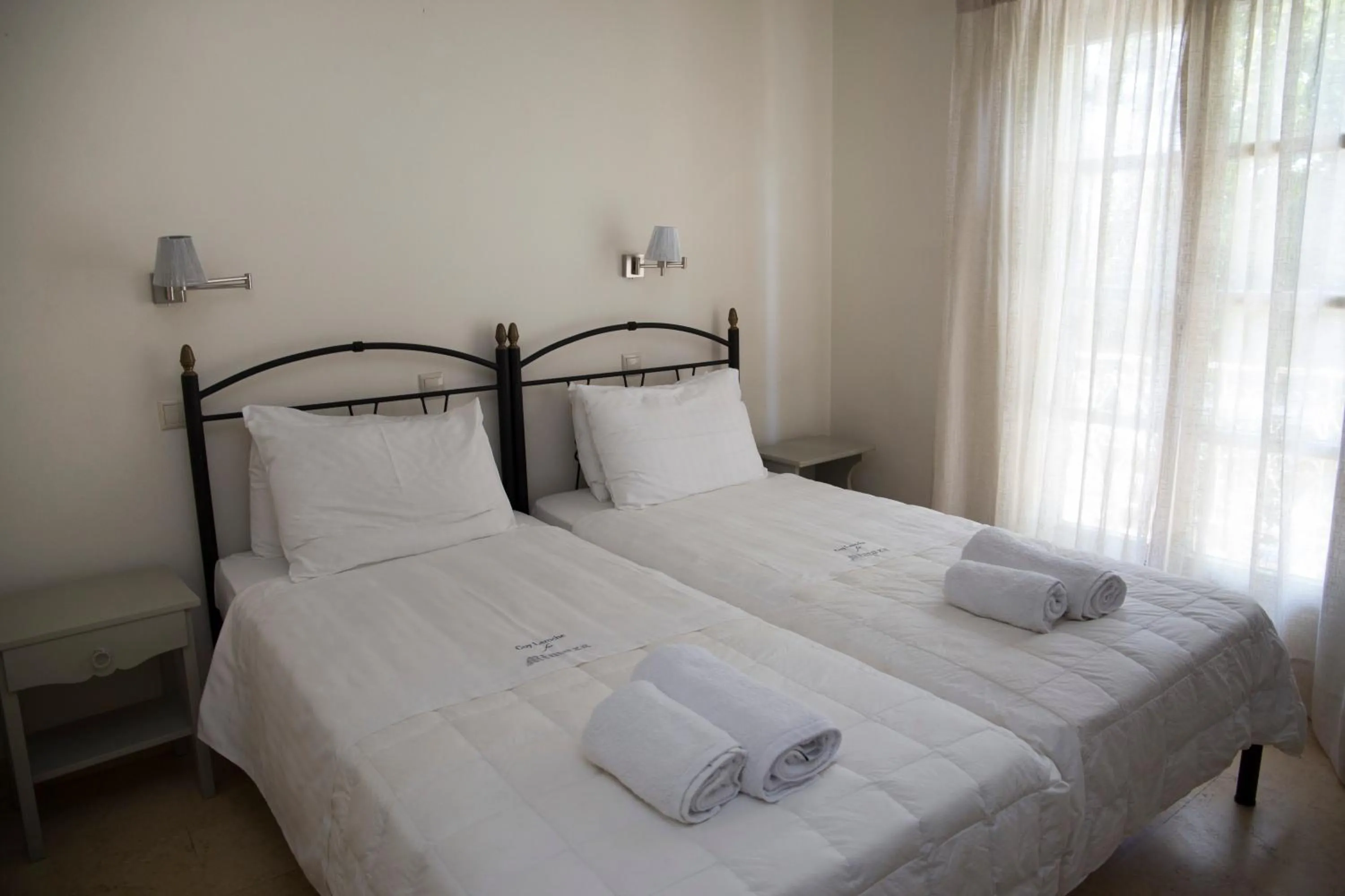 Bedroom, Bed in Mimoza