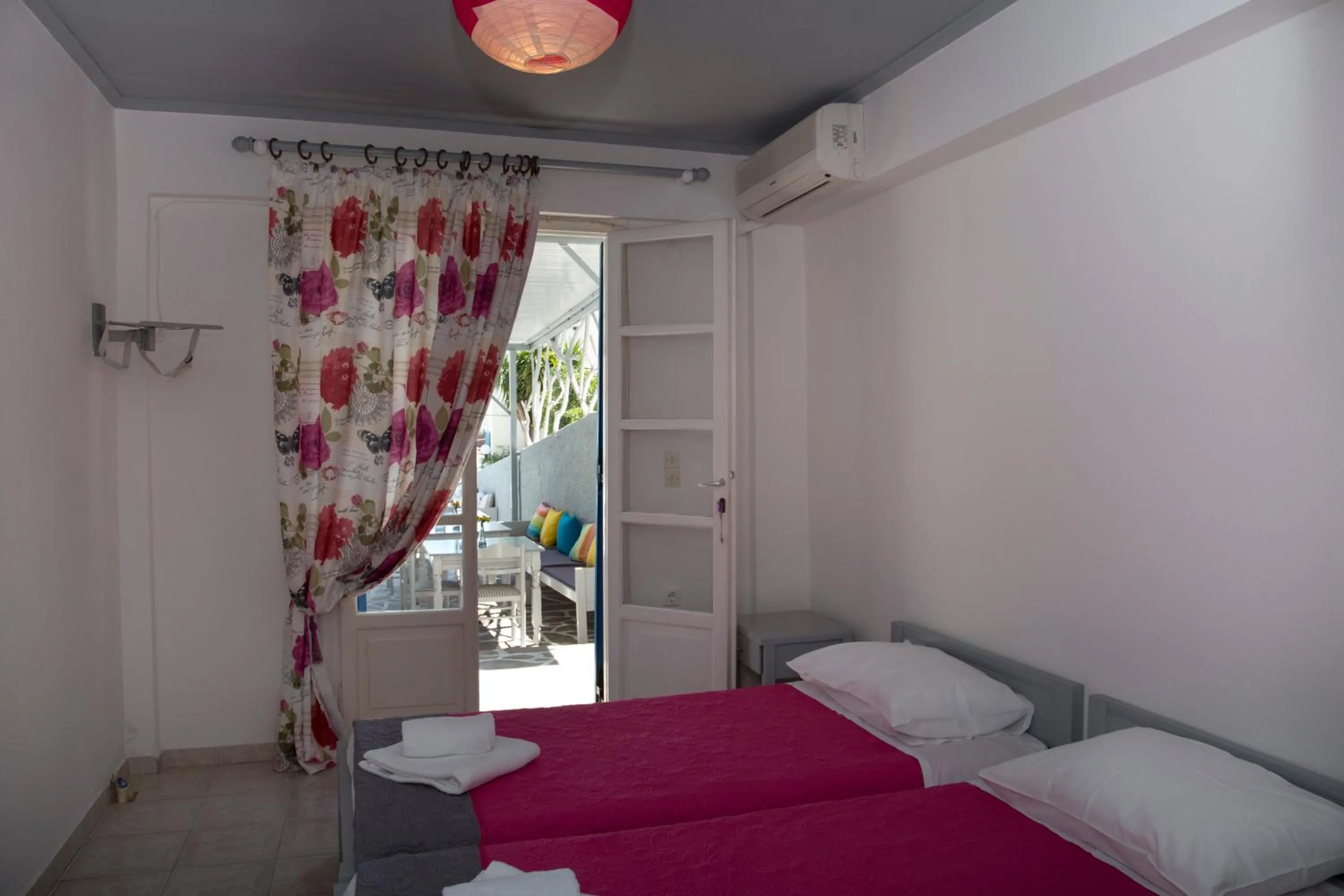 Photo of the whole room in Bay's