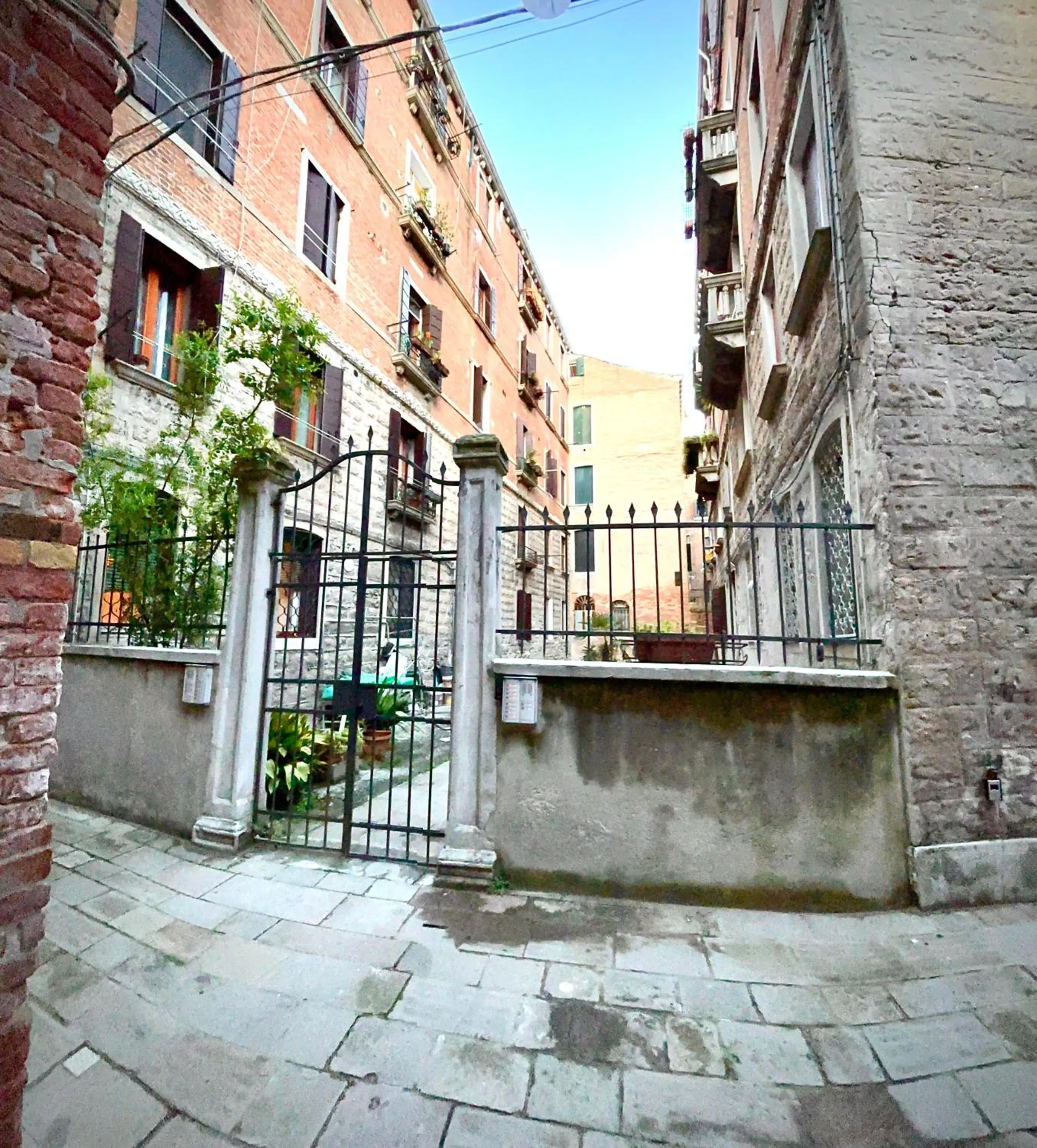 Facade/entrance in ITALIANSTAYRENTALS Suite Falier- Luminosa Venezia