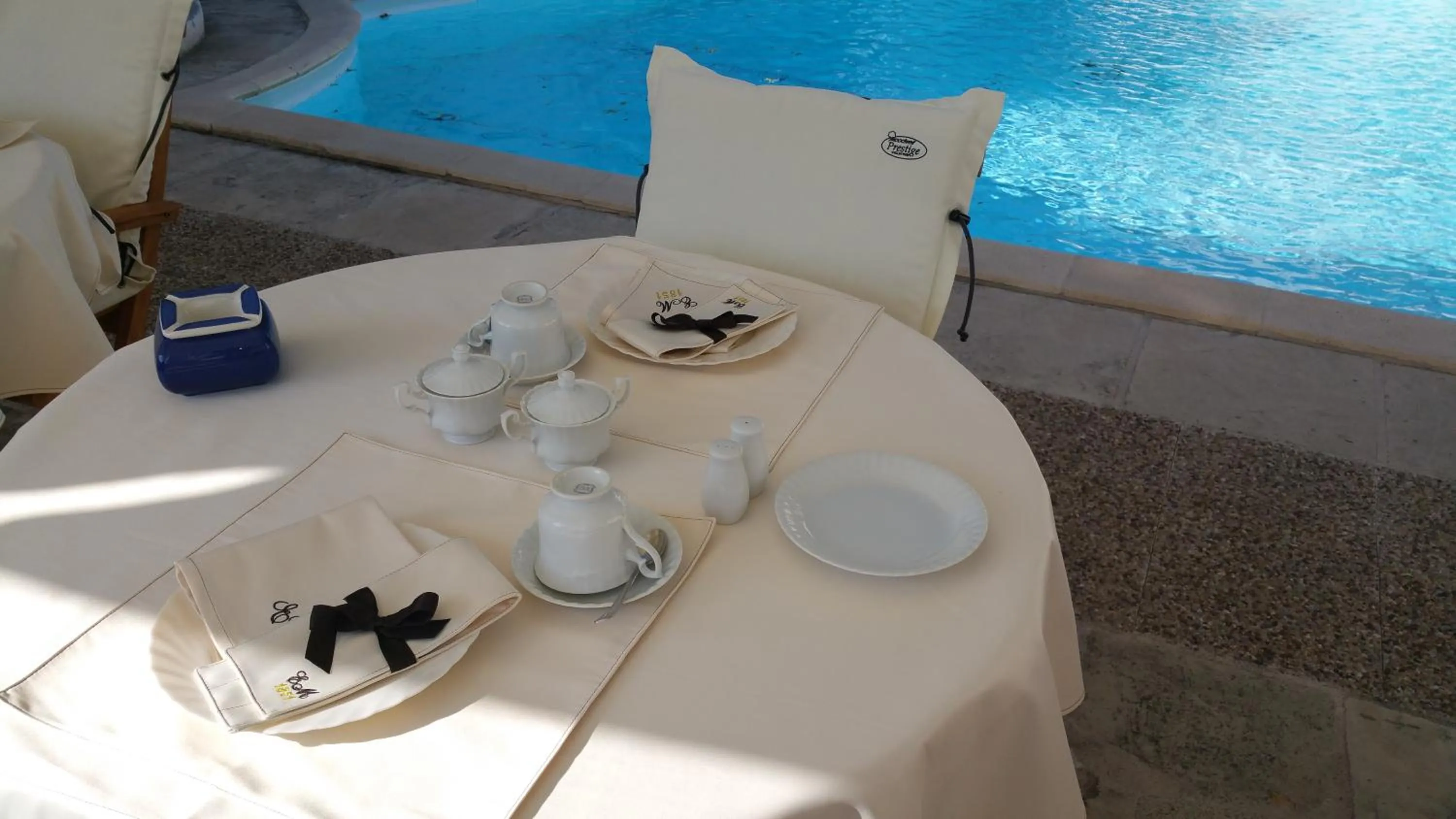 Restaurant/places to eat in Economou Mansion