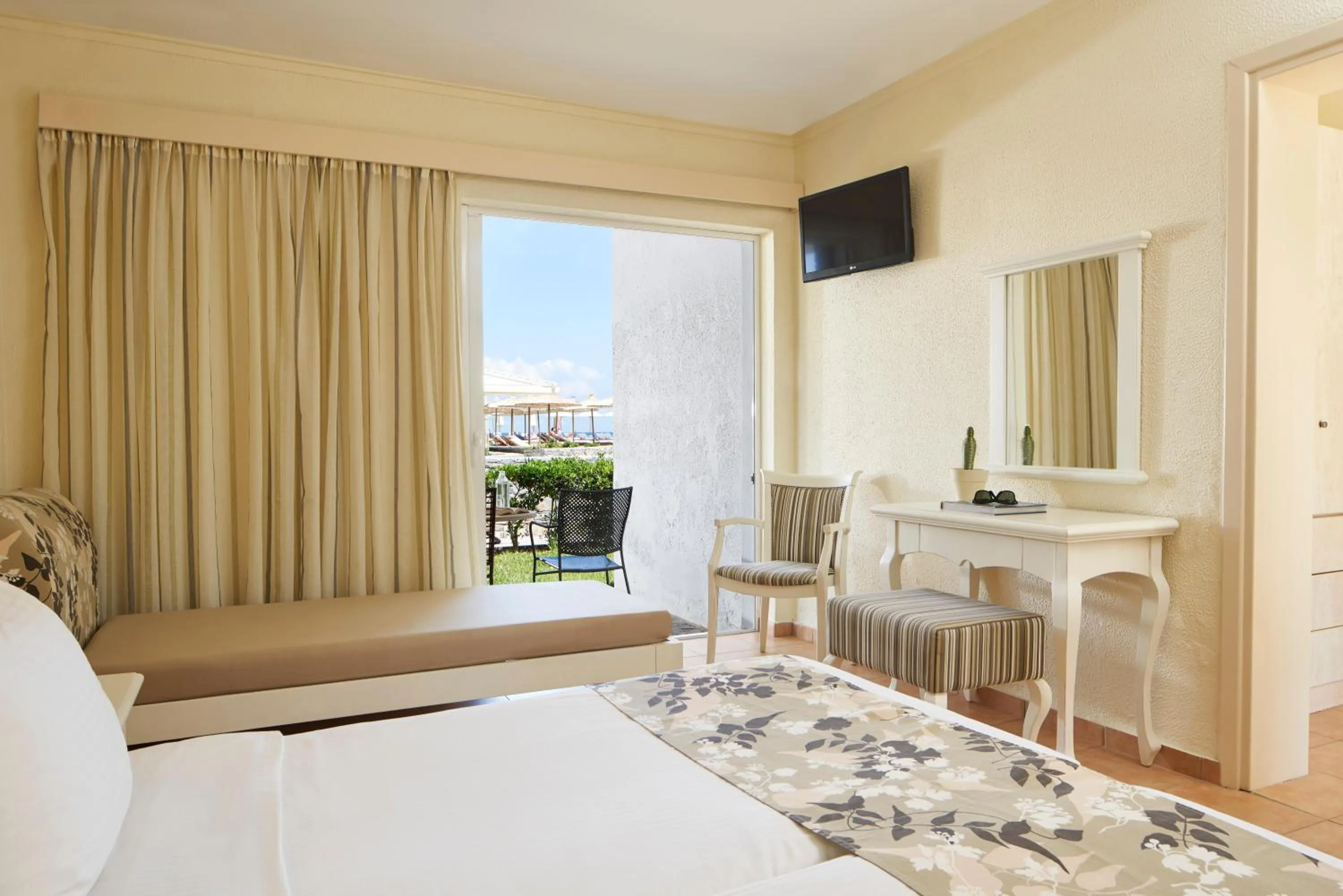 Photo of the whole room, Bed in Civitel Creta Beach