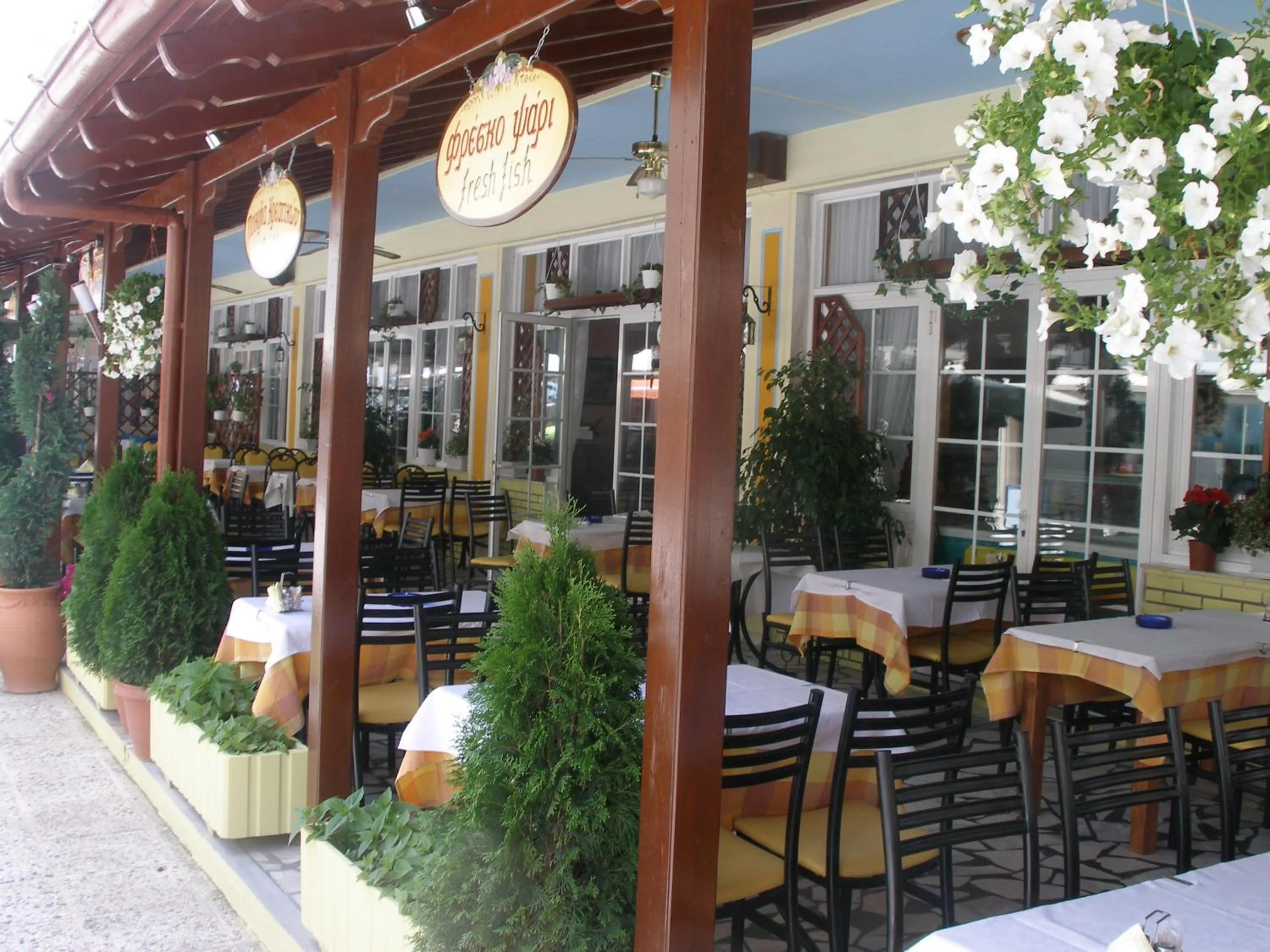 Restaurant/places to eat in Hotel White Rose Beach