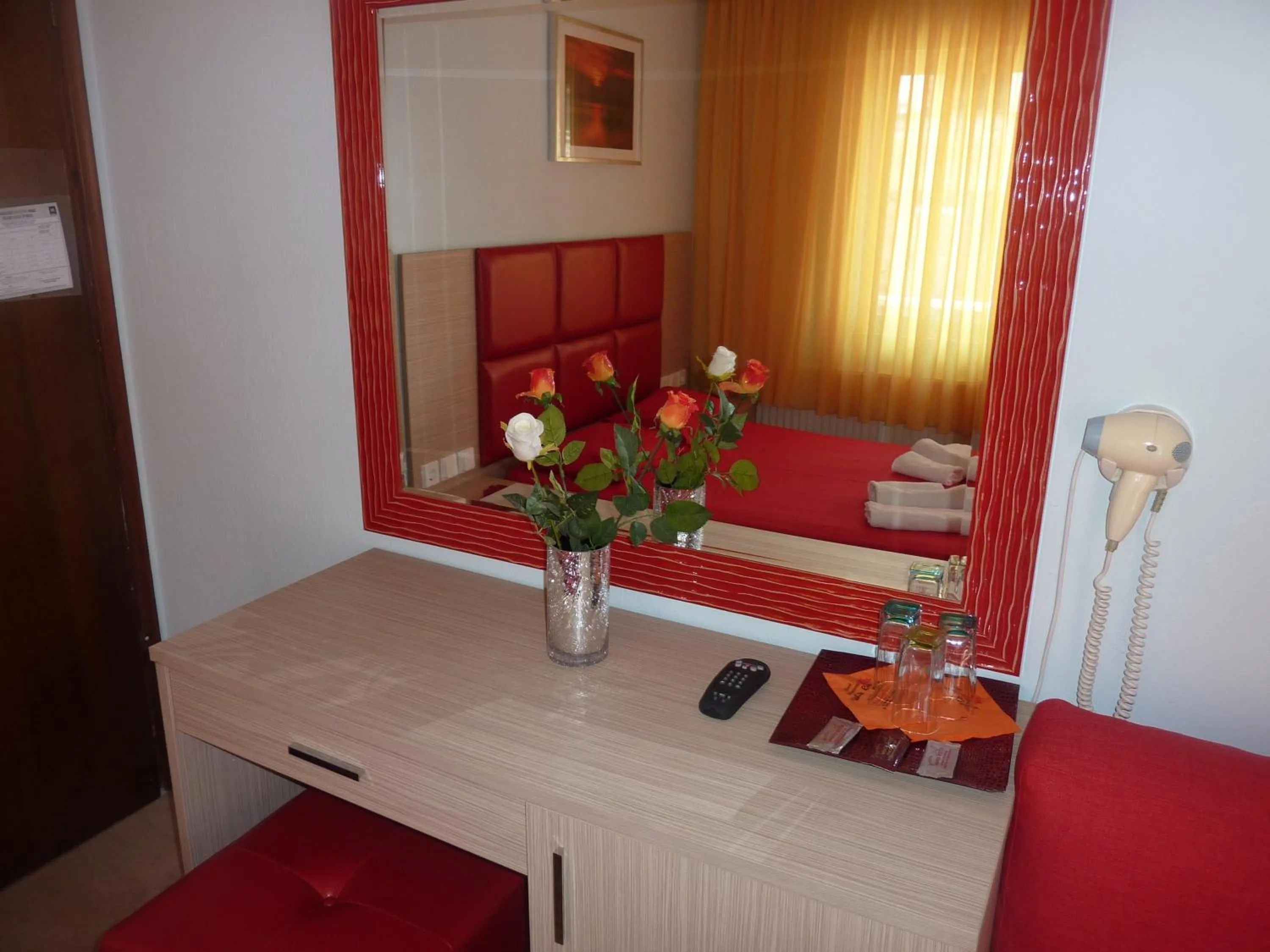 Photo of the whole room in Hotel White Rose Beach