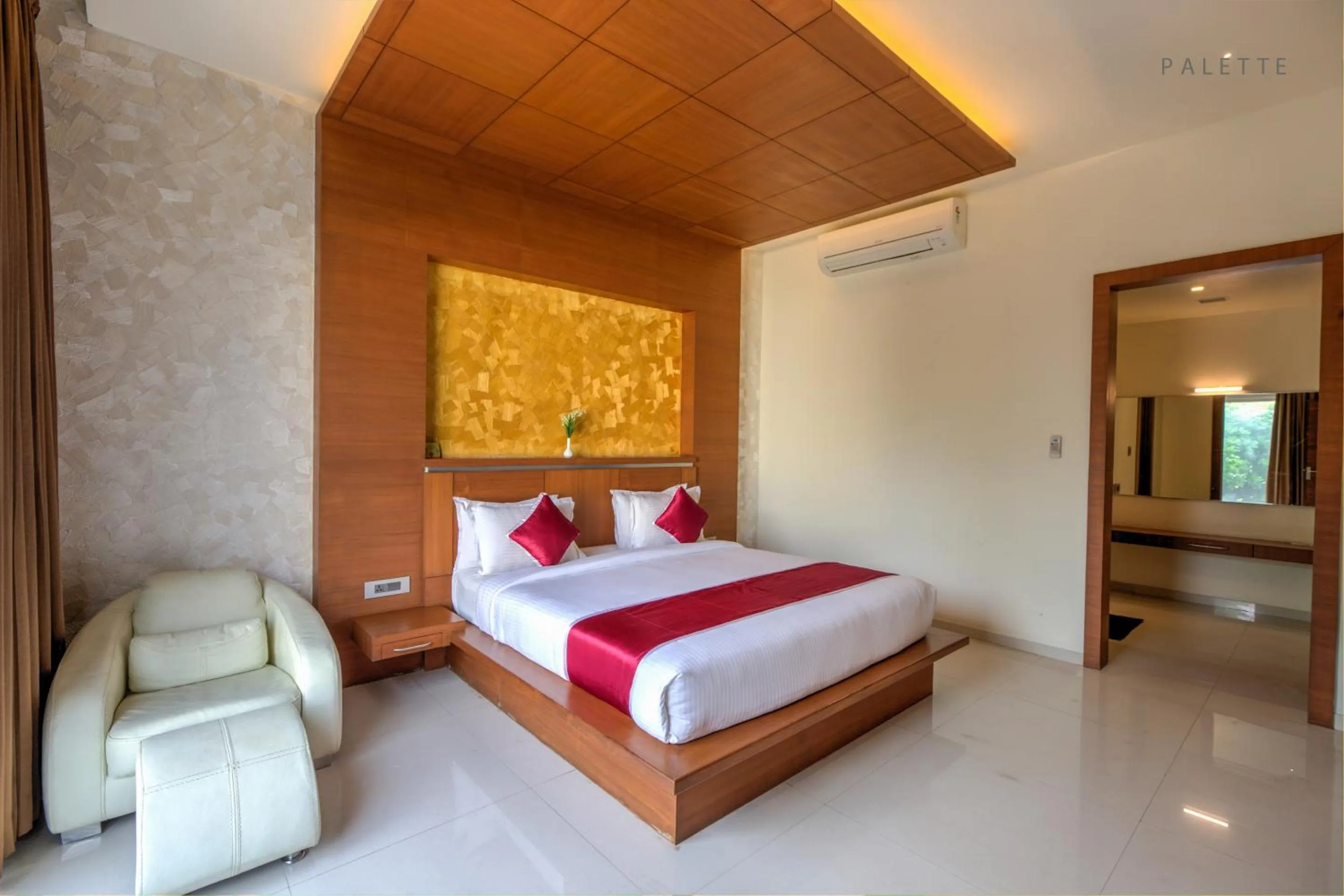 Living room, Bed in Hotel Pioneer Grand Palace