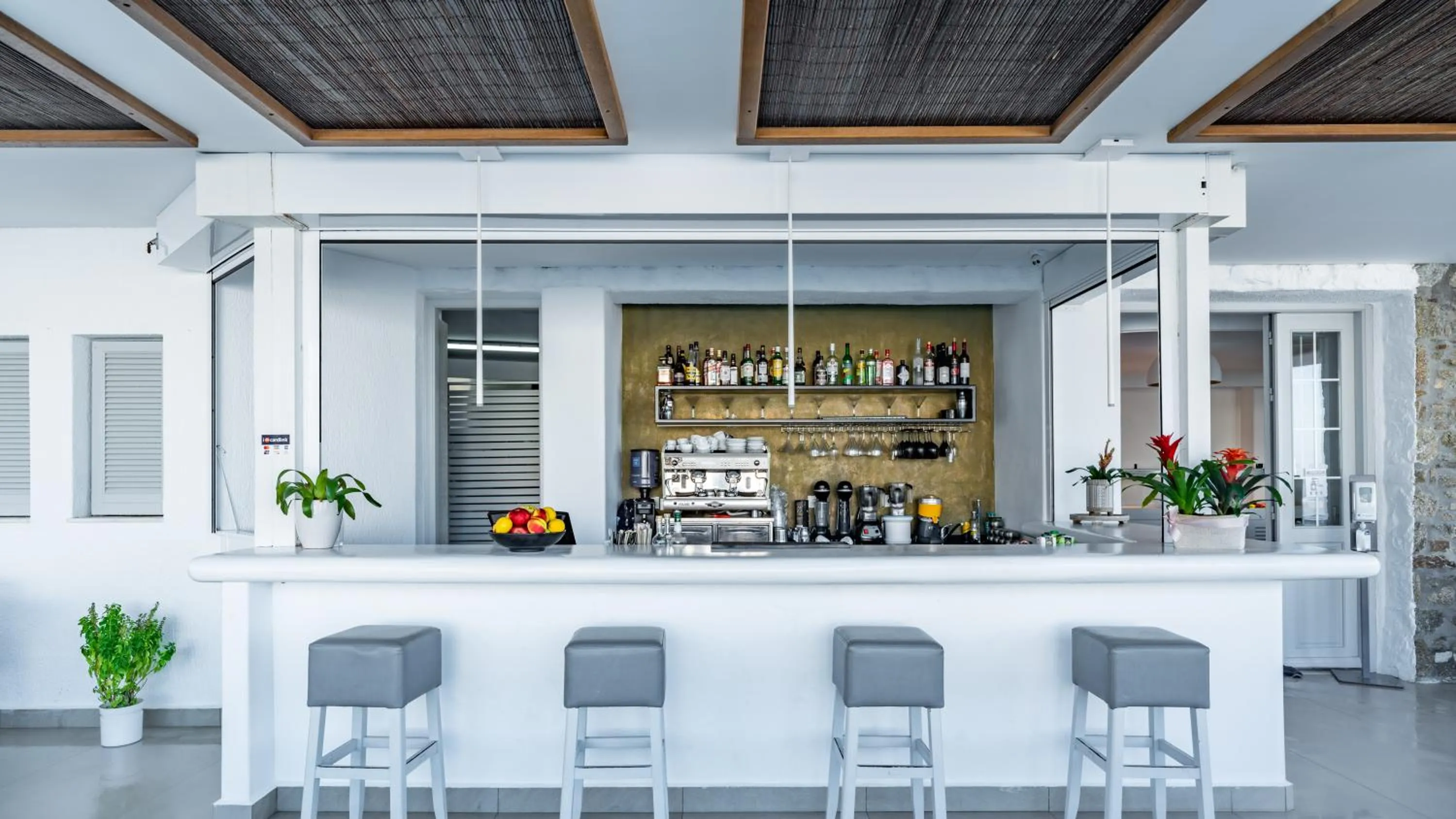 Lounge or bar in Manoula's Beach Mykonos Resort