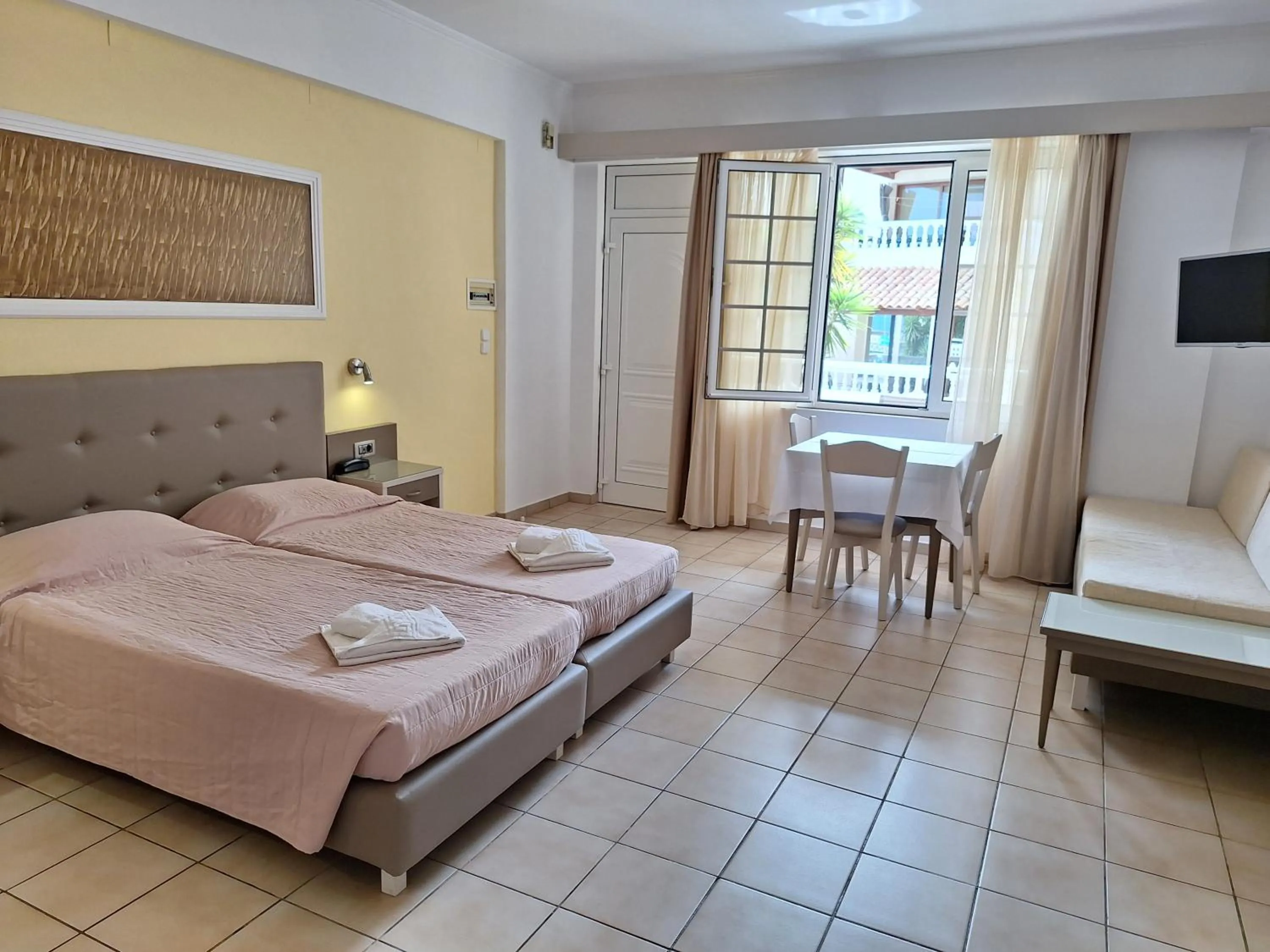 Photo of the whole room, Bed in Perla Beach