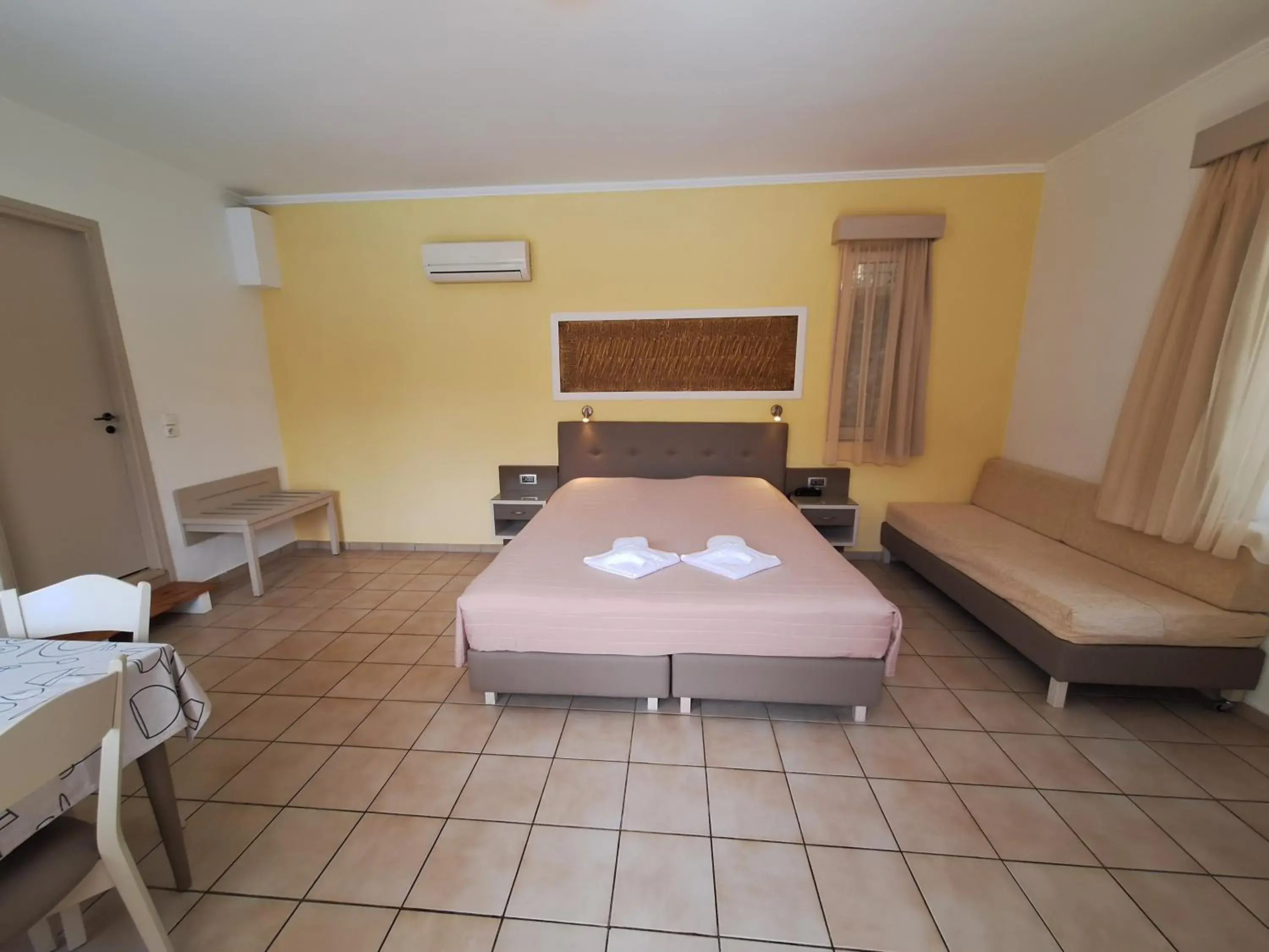 Photo of the whole room, Bed in Perla Beach Photo of the whole room, Bed in Perla Beach