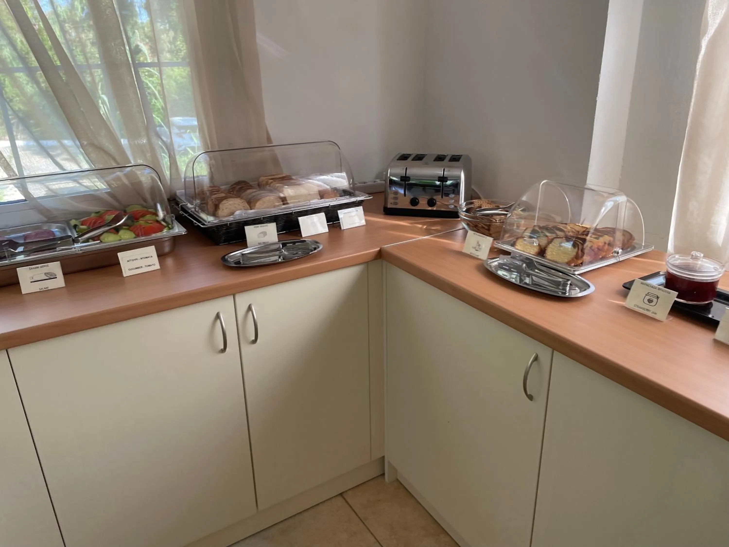 Restaurant/places to eat in Perla Beach